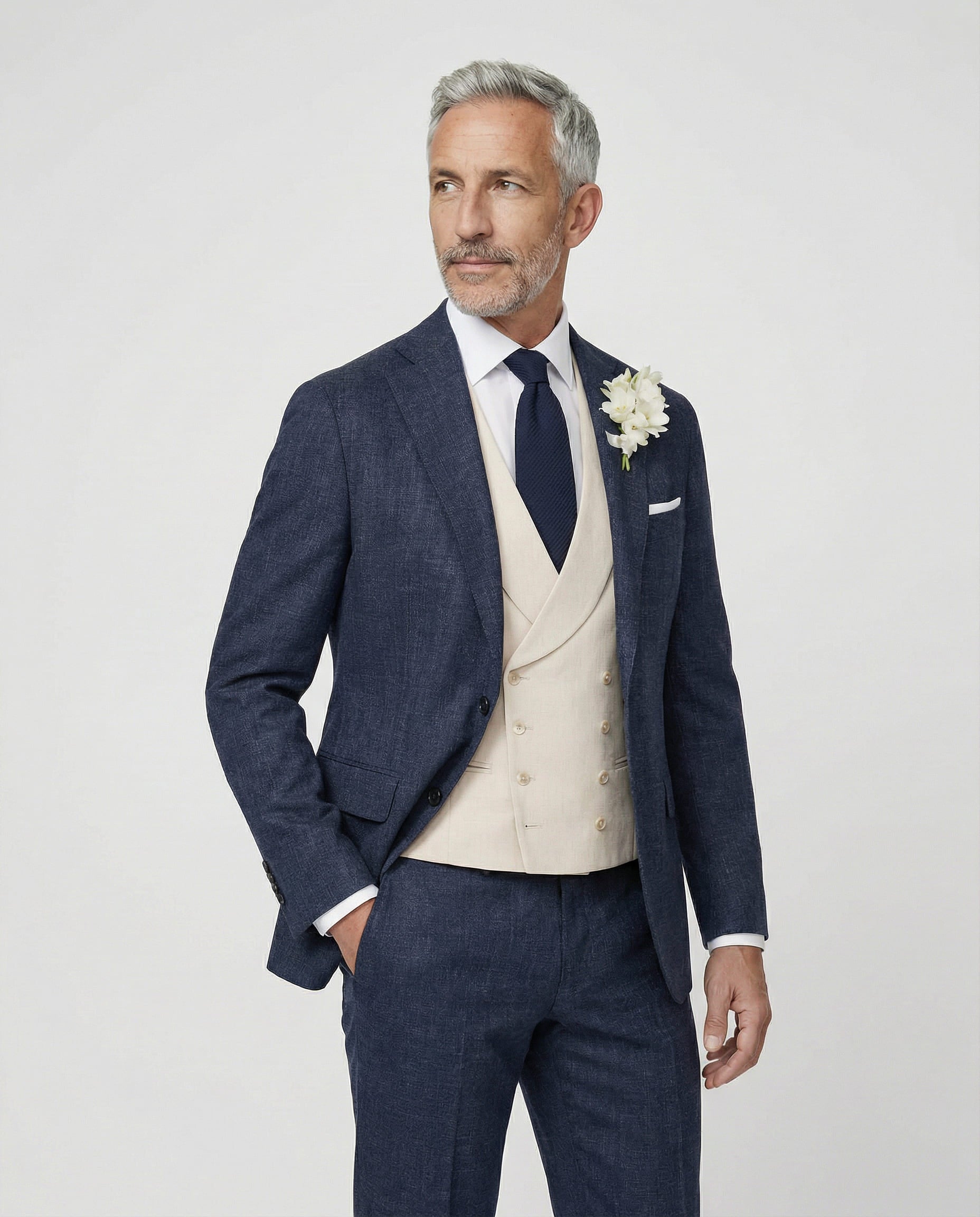 Mann im dunkelblauen Anzug mit beiger Weste Nahaufnahme mit Hand in der Tasche