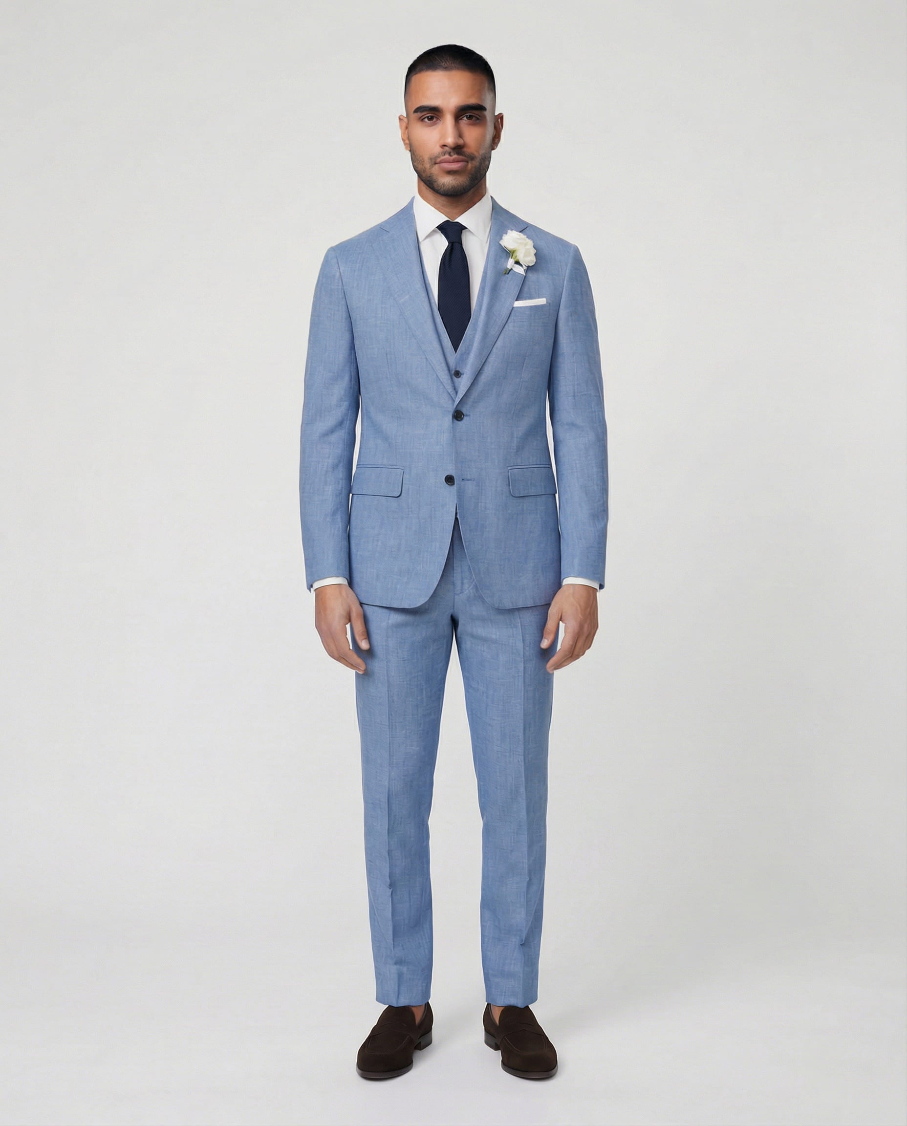 Mann im hellblauen Anzug mit Weste stehend von vorne fotografiert