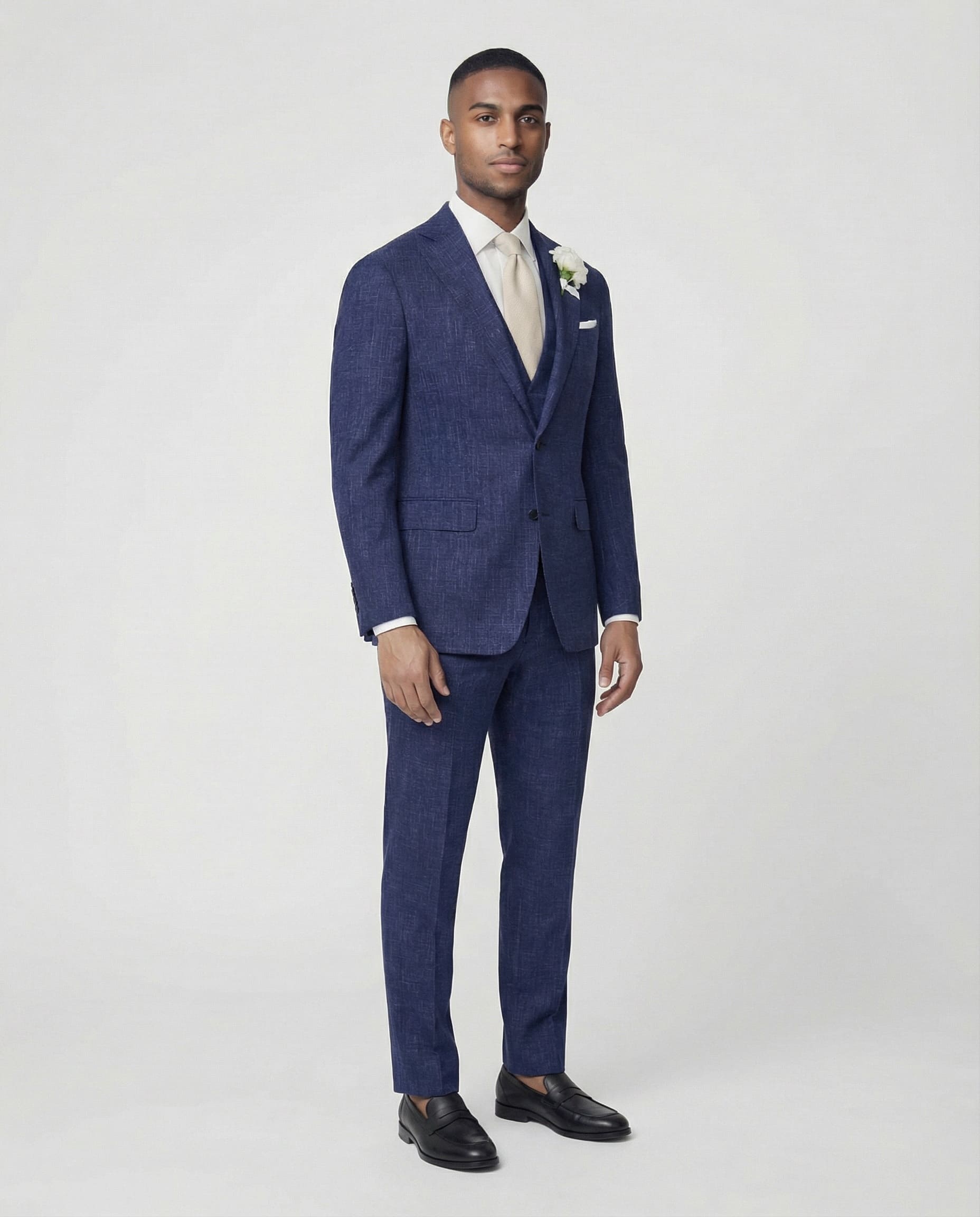 Mann im mittelblauen Anzug mit Weste seitliche fotografiert