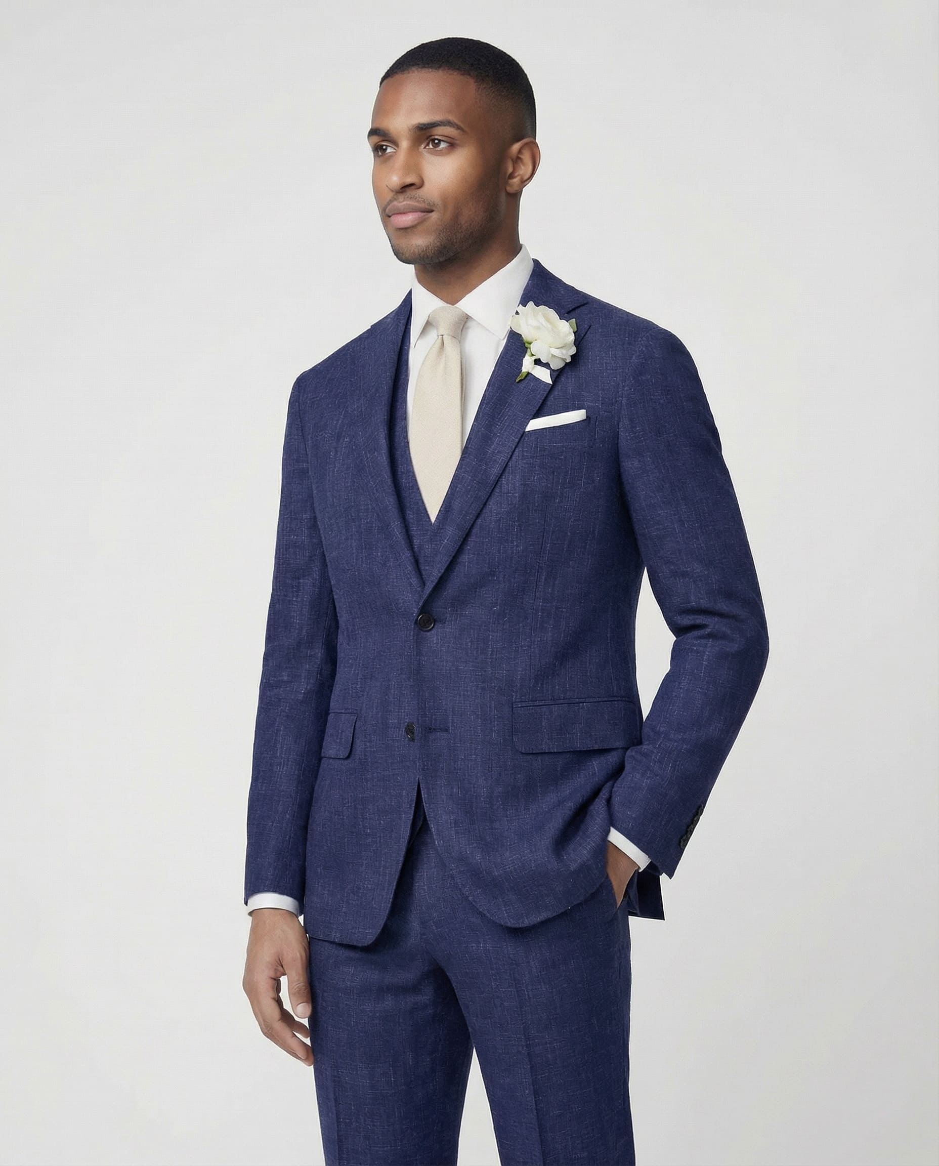 Mann im mittelblauen Anzug mit Weste Nahaufnahme mit Hand in der Tasche