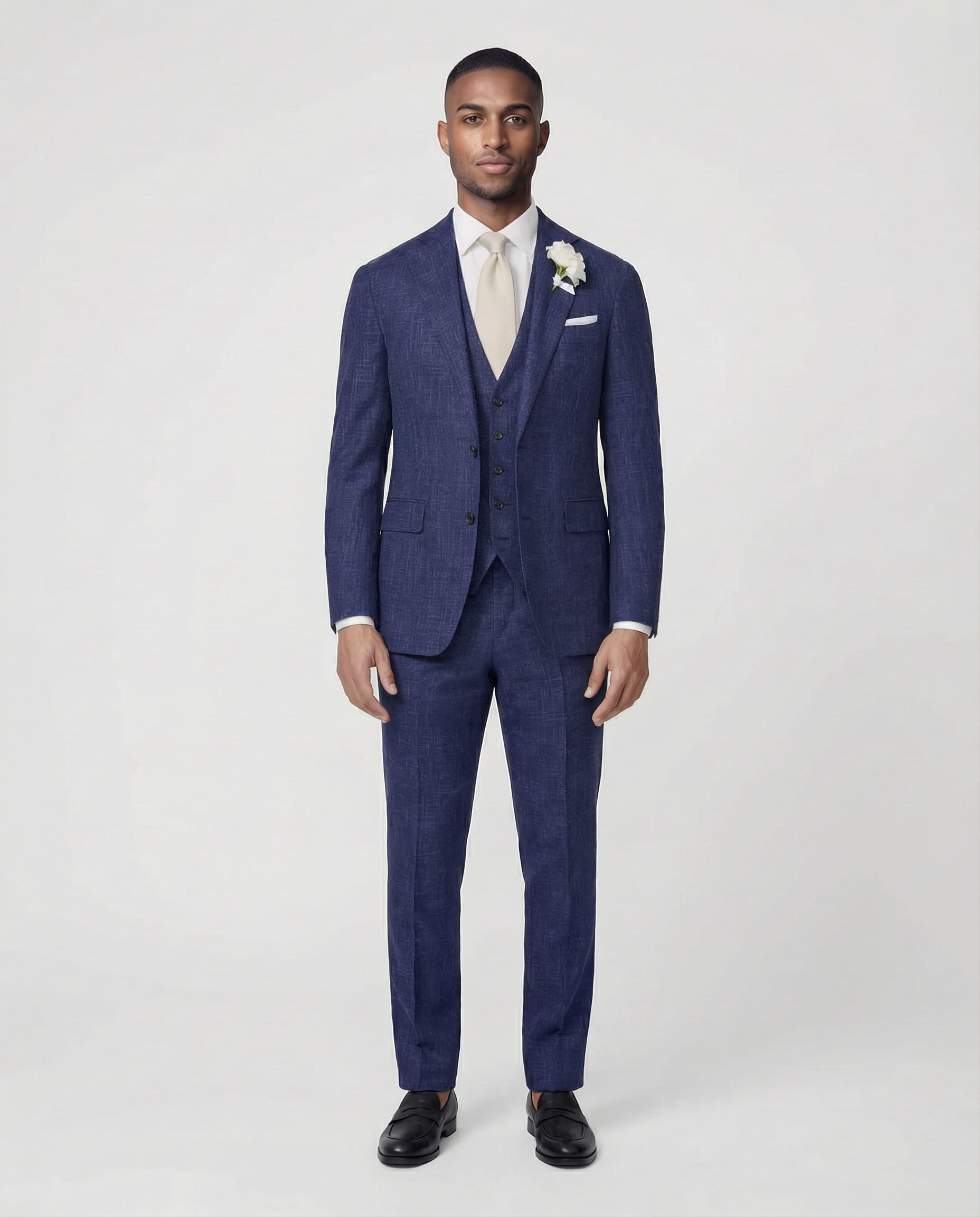 Mann im mittelblauen Anzug mit Weste mit offenem Sakko