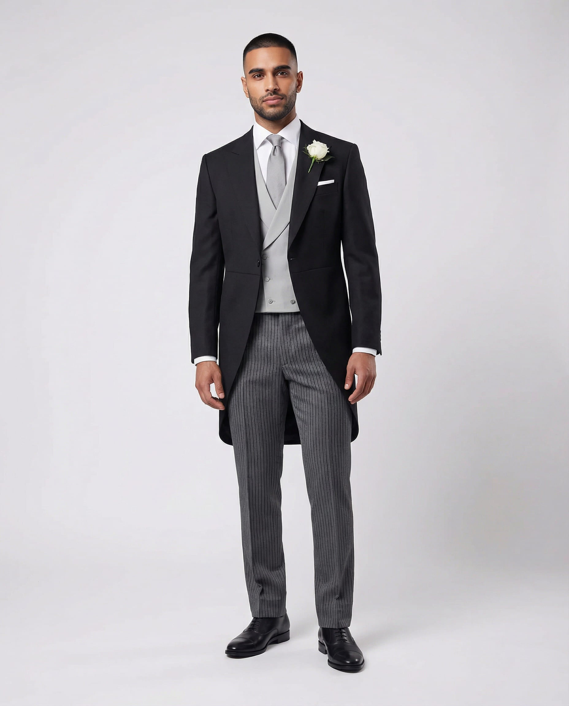 Mann im anthraziten Cutaway mit hellgrauer Weste und Stresemann Hose von vorne gezeigt mit offenem Sakko