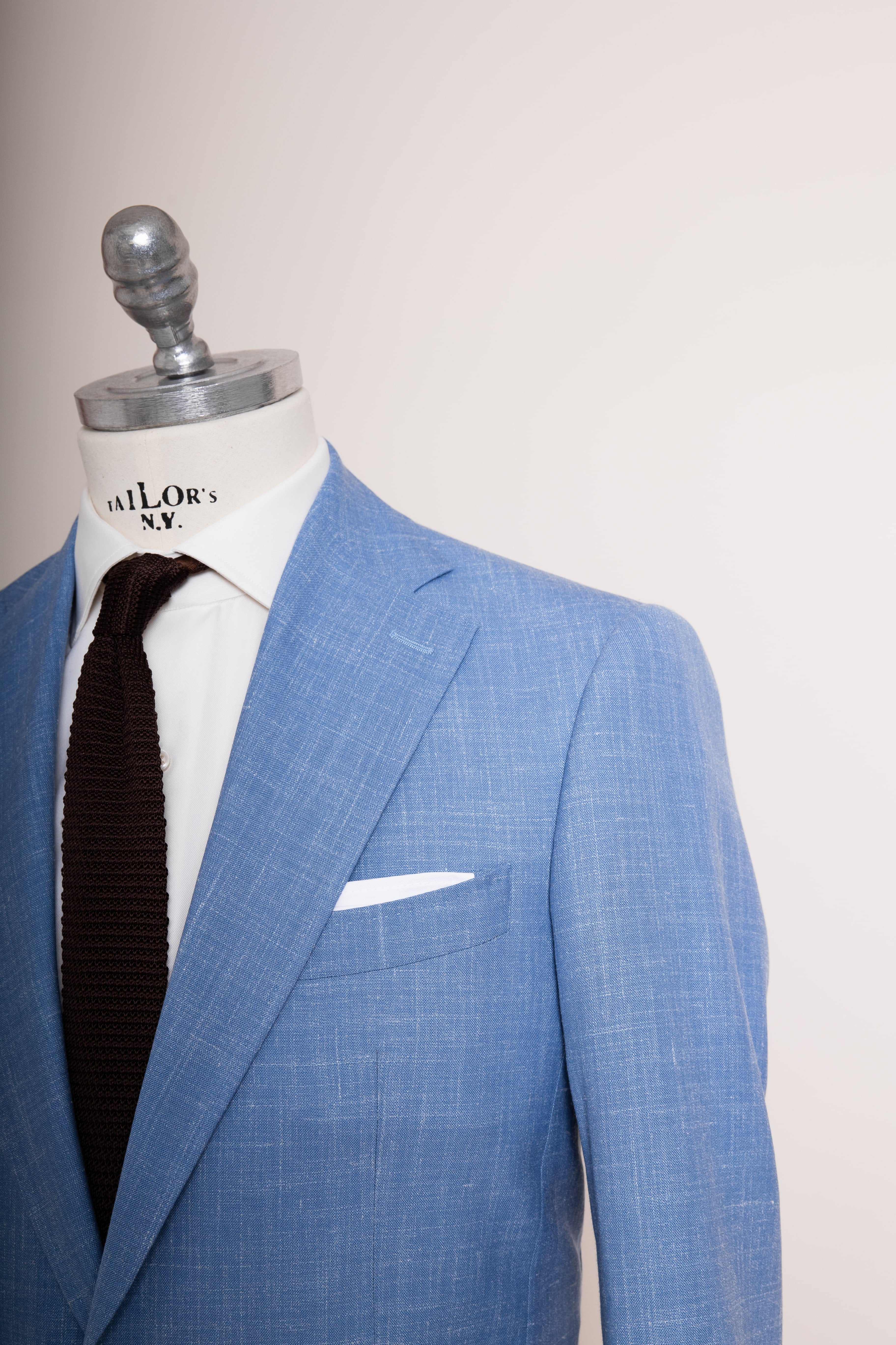 Anzug Azure Affair in hellblau schräge Ansicht