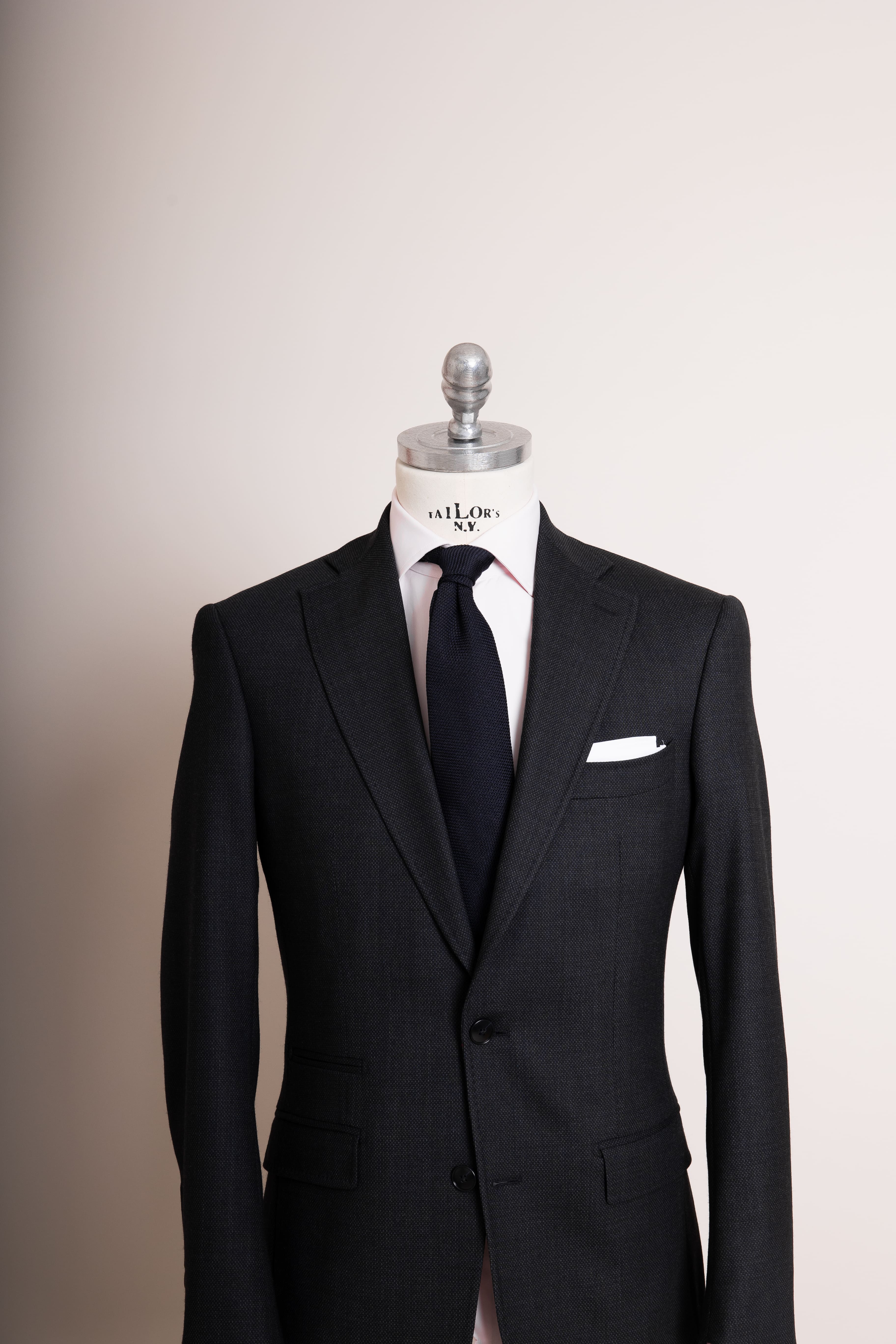 Anzug Pinpoint Precision dunkelgrau von vorne