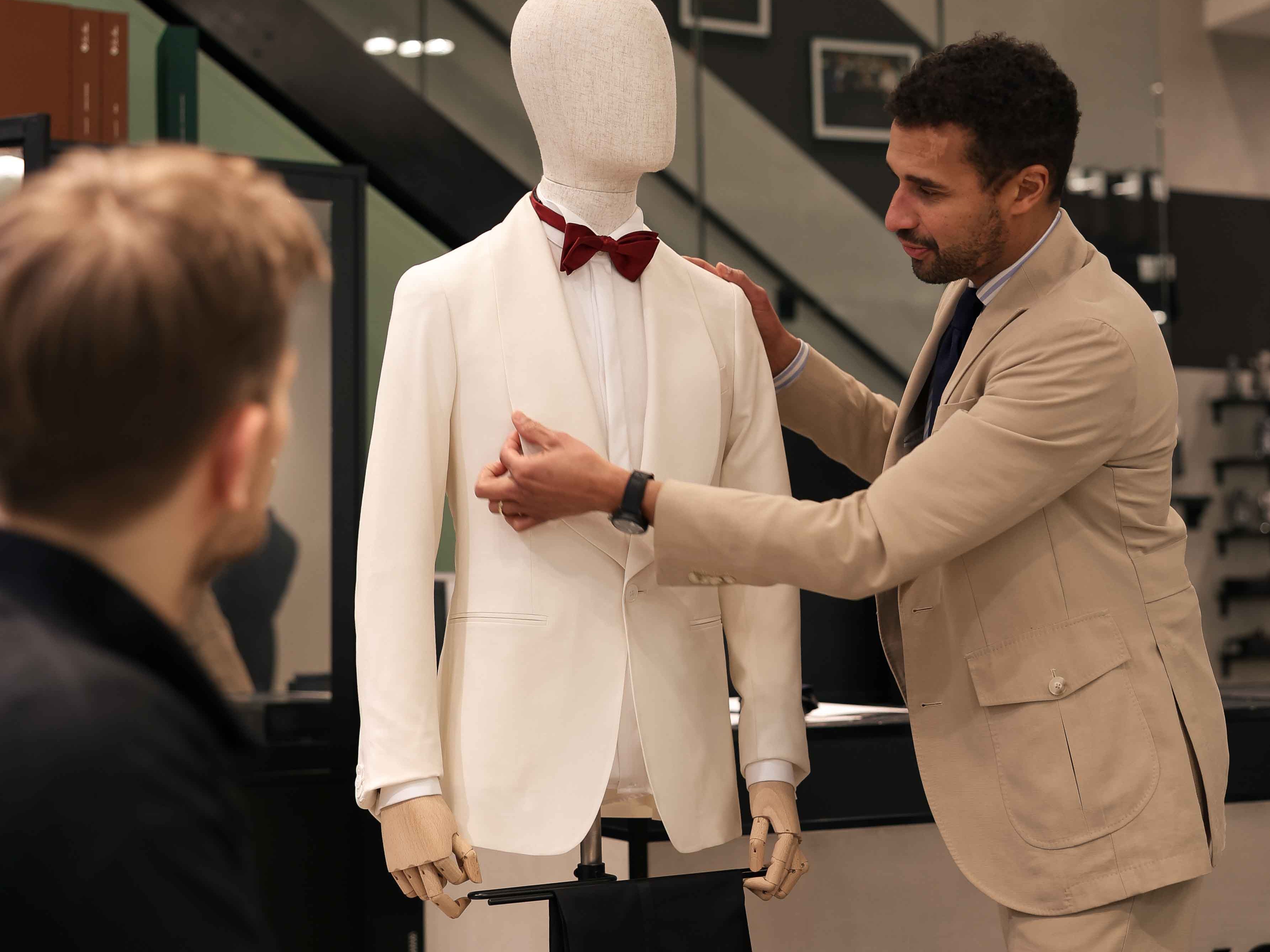 Die Details eines Hochzeitsanzuges werden mit dem Kunden besprochen