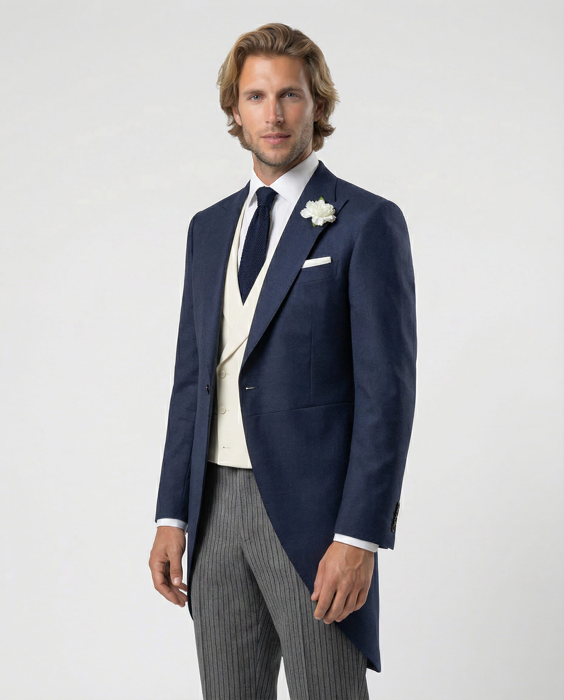 Mann im blauen Cutaway mit beiger Weste und Stresemann Hose als Nahaufnahme seitlich gezeigt