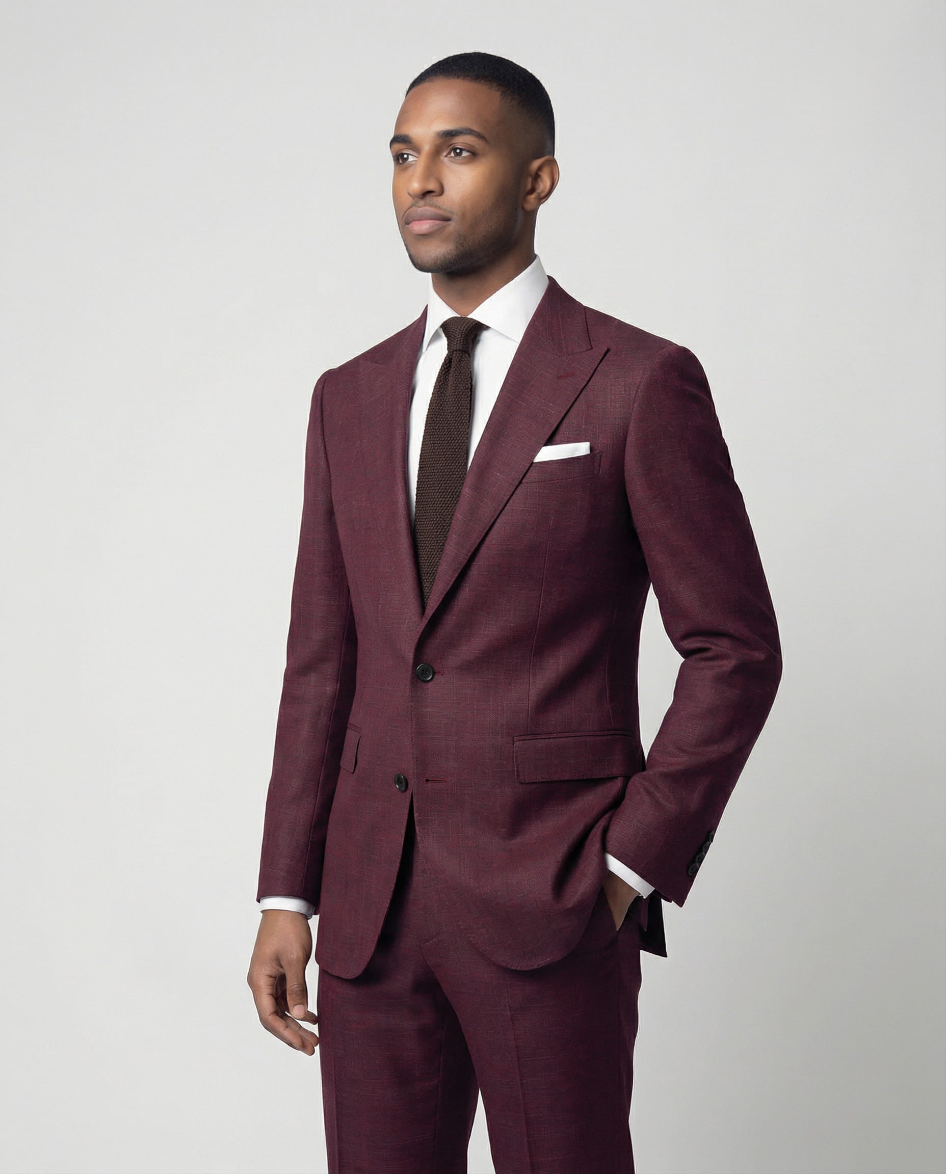 Nahaufnahme von Mann im bordeauxroten Anzug mit Hand in der Tasche
