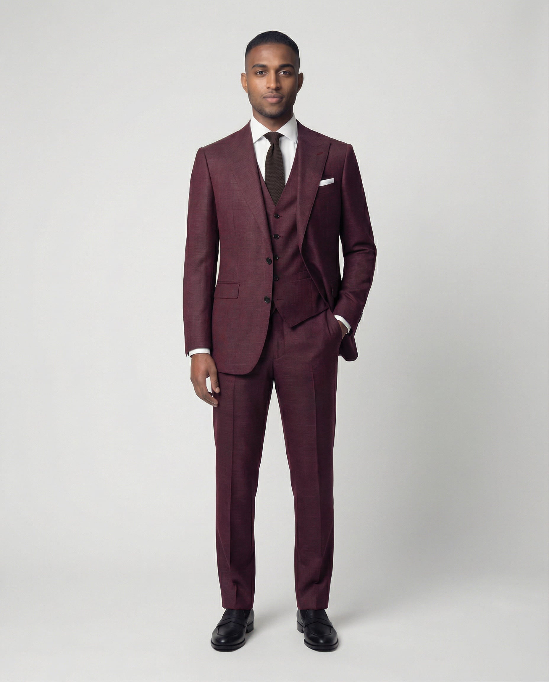 Mann im bordeauxroten Anzug mit Weste von vorne fotografiert