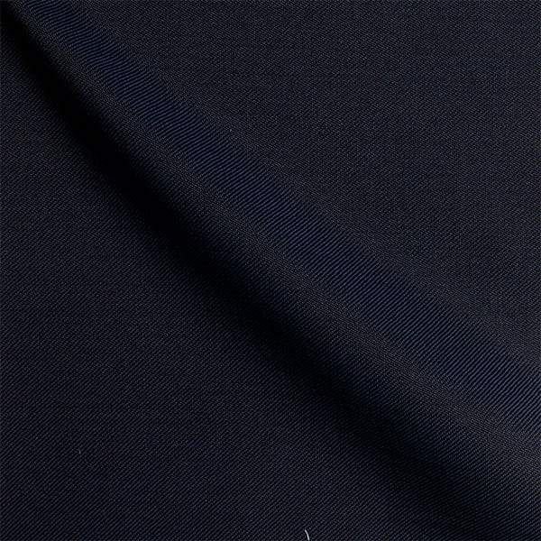 Nahaufnahme von dunkelblauer Stoffprobe aus Wolle und Seide