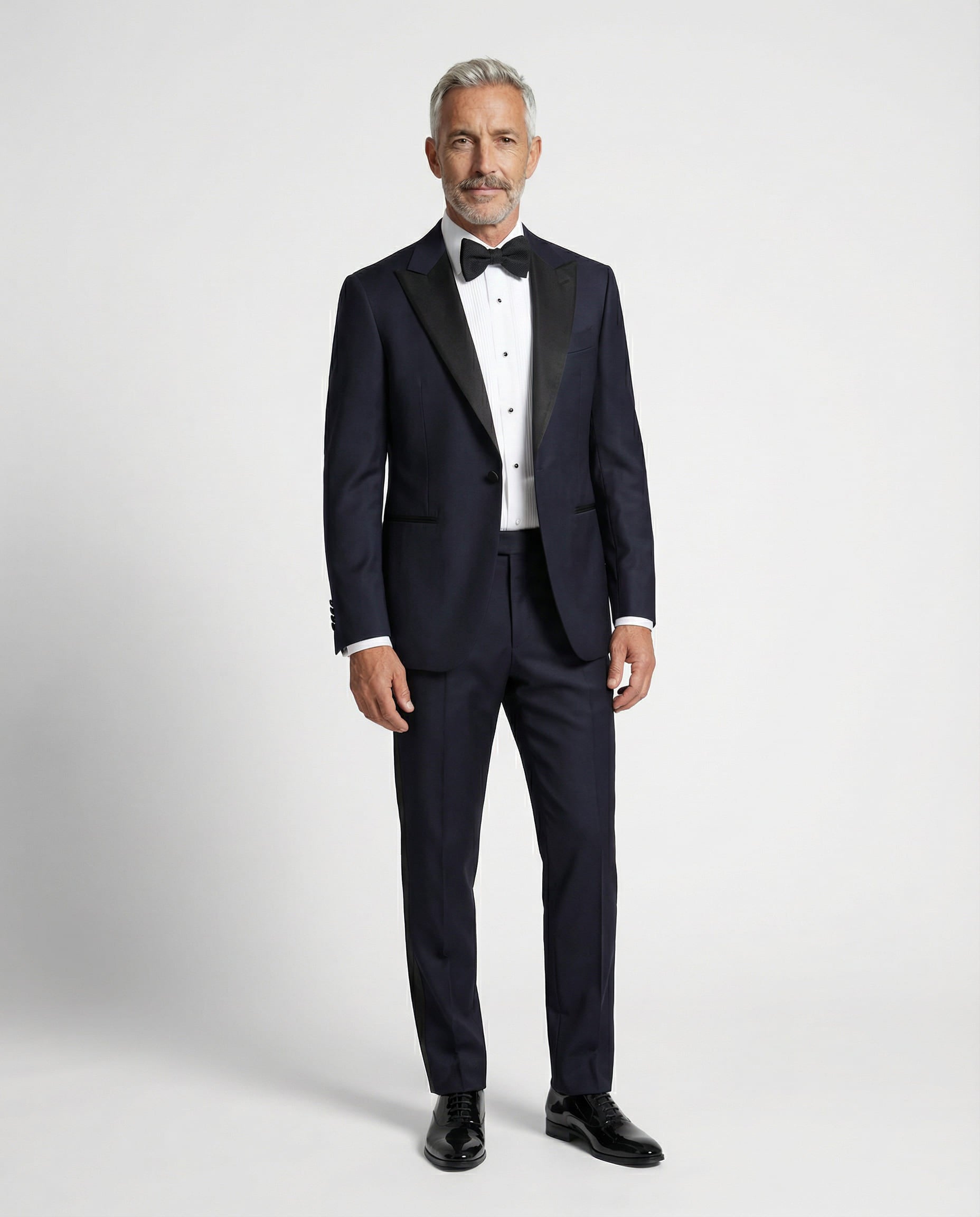 Mann im dunkelblauen Smoking mit offenem Sakko