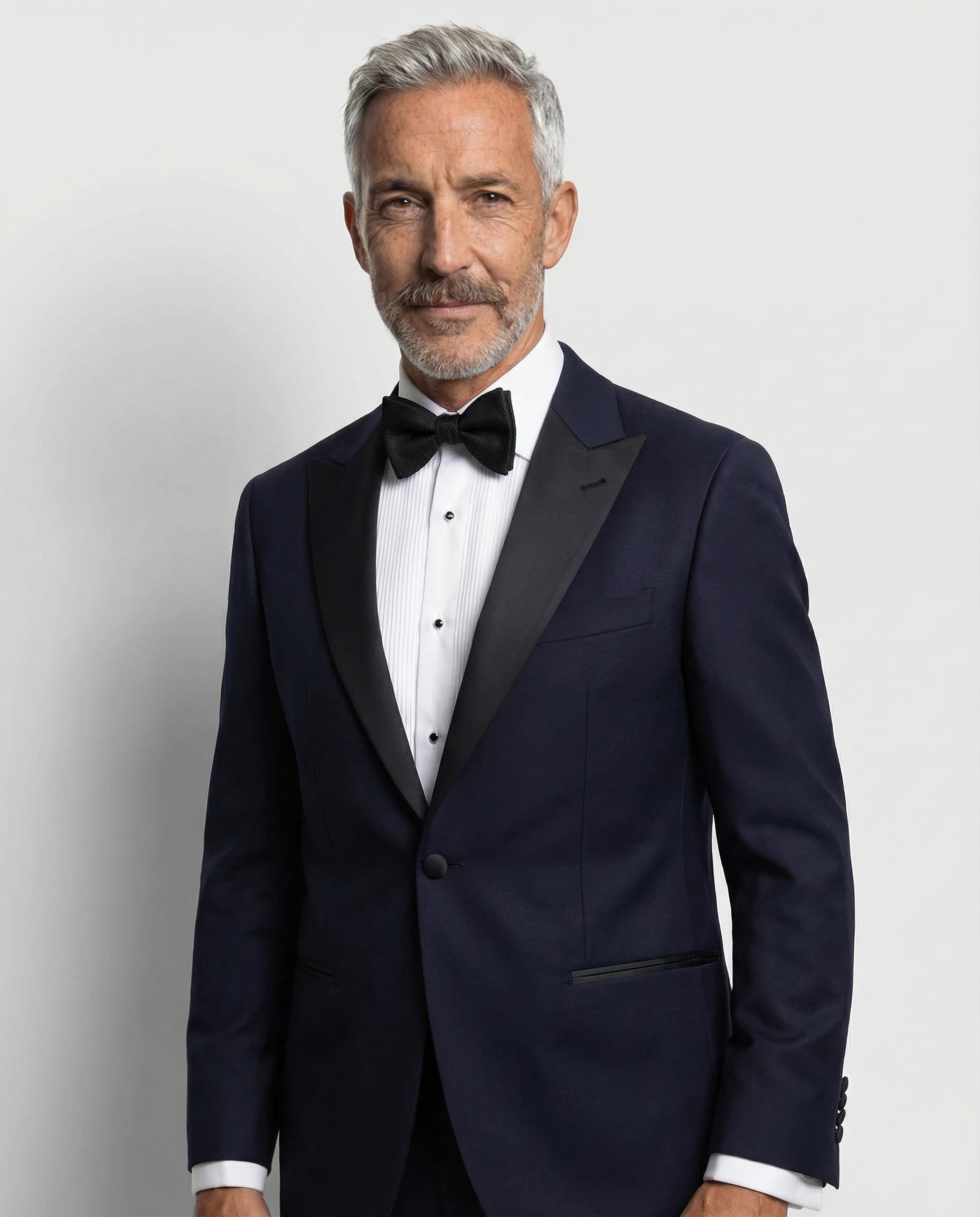 Mann im dunkelblauen Smoking von vorne als Nahaufnahme abgebildet