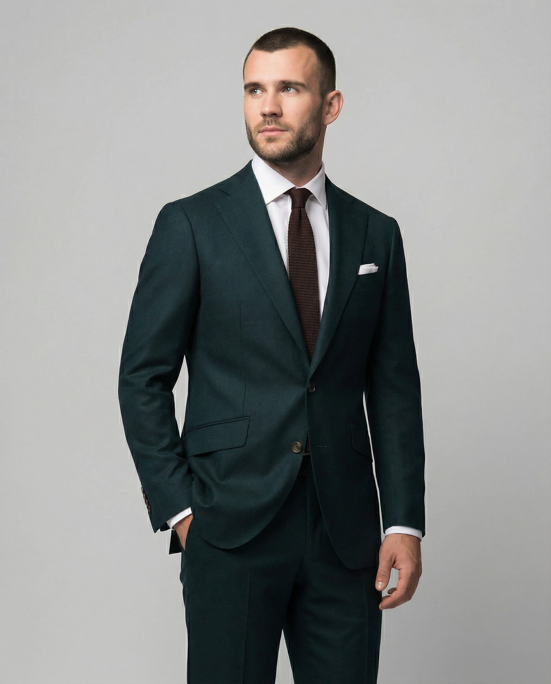 Nahaufnahme von Mann im dunkelgrünen Anzug mit Hand in der Tasche