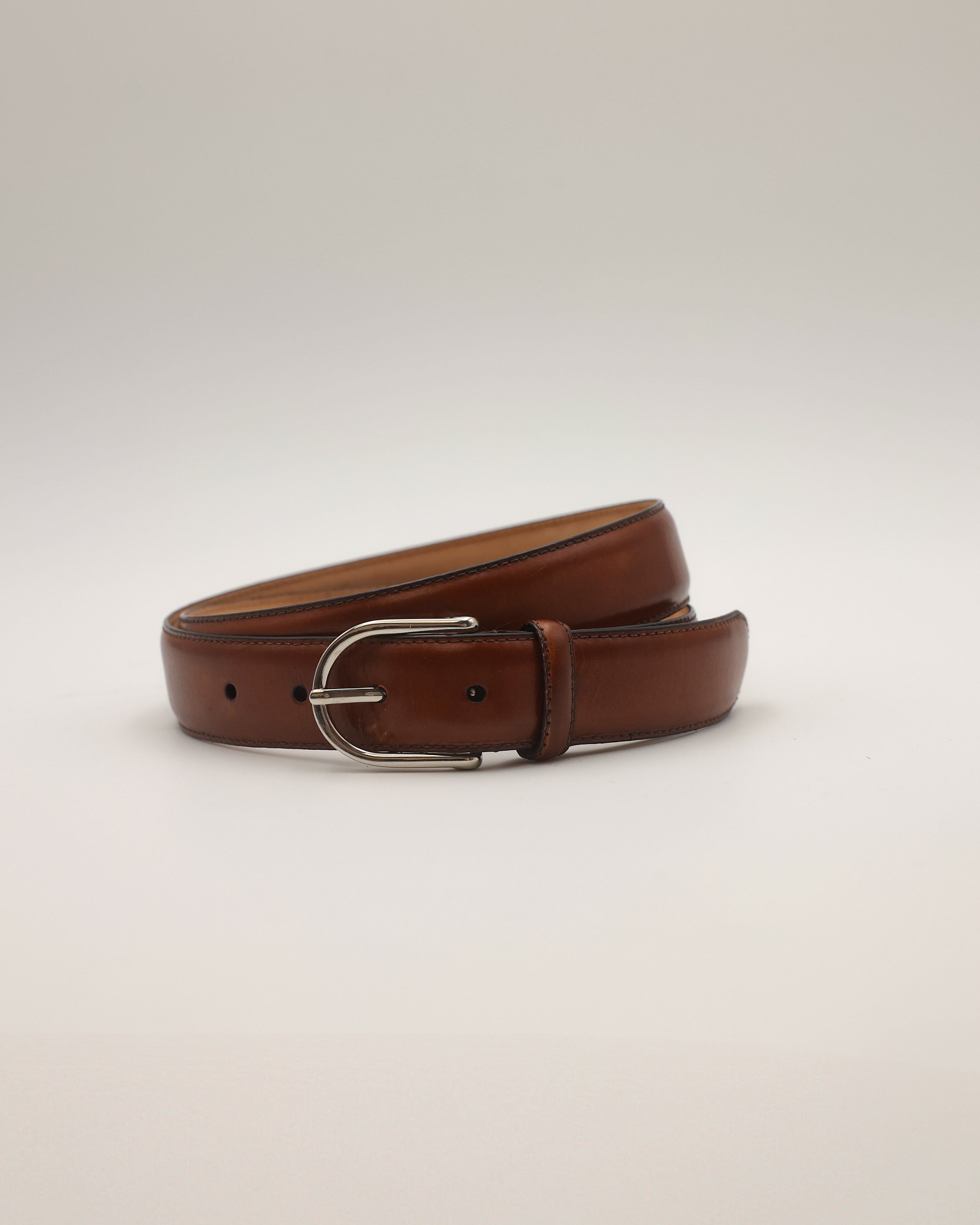 Ledergürtel in mittelbraun liegend