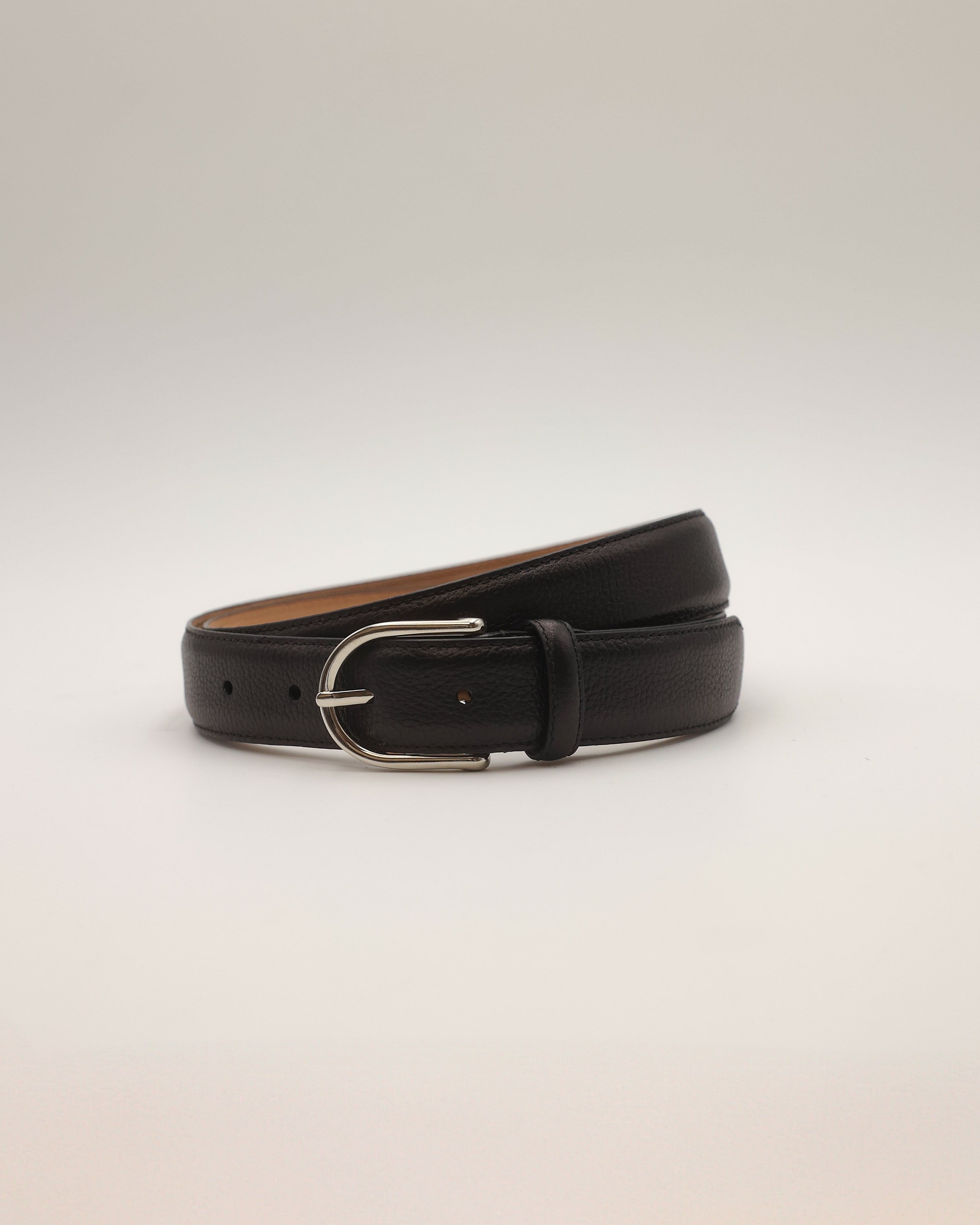 Ledergürtel in schwarzem Narbenleder liegend