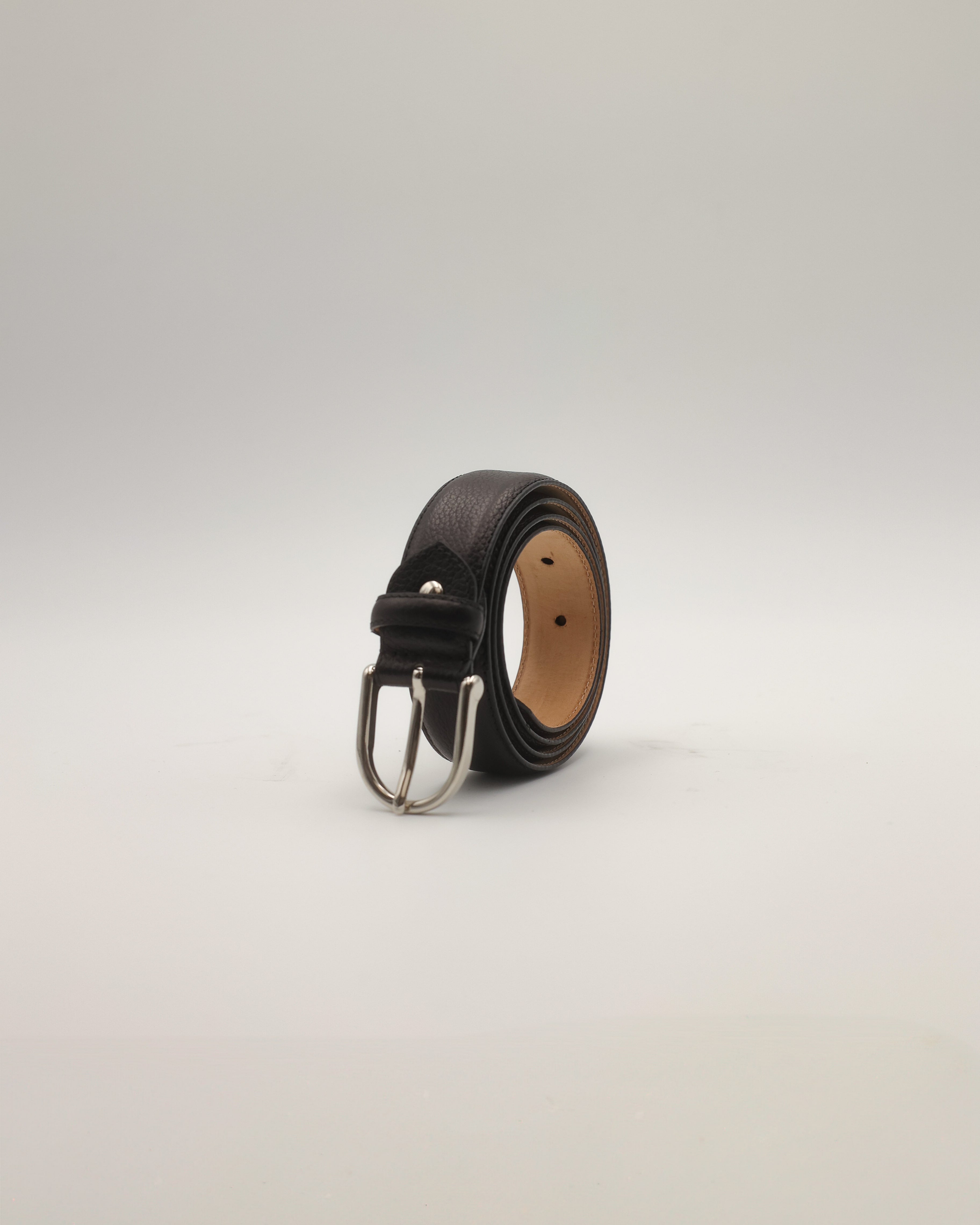 Ledergürtel in schwarzem Narbenleder stehend