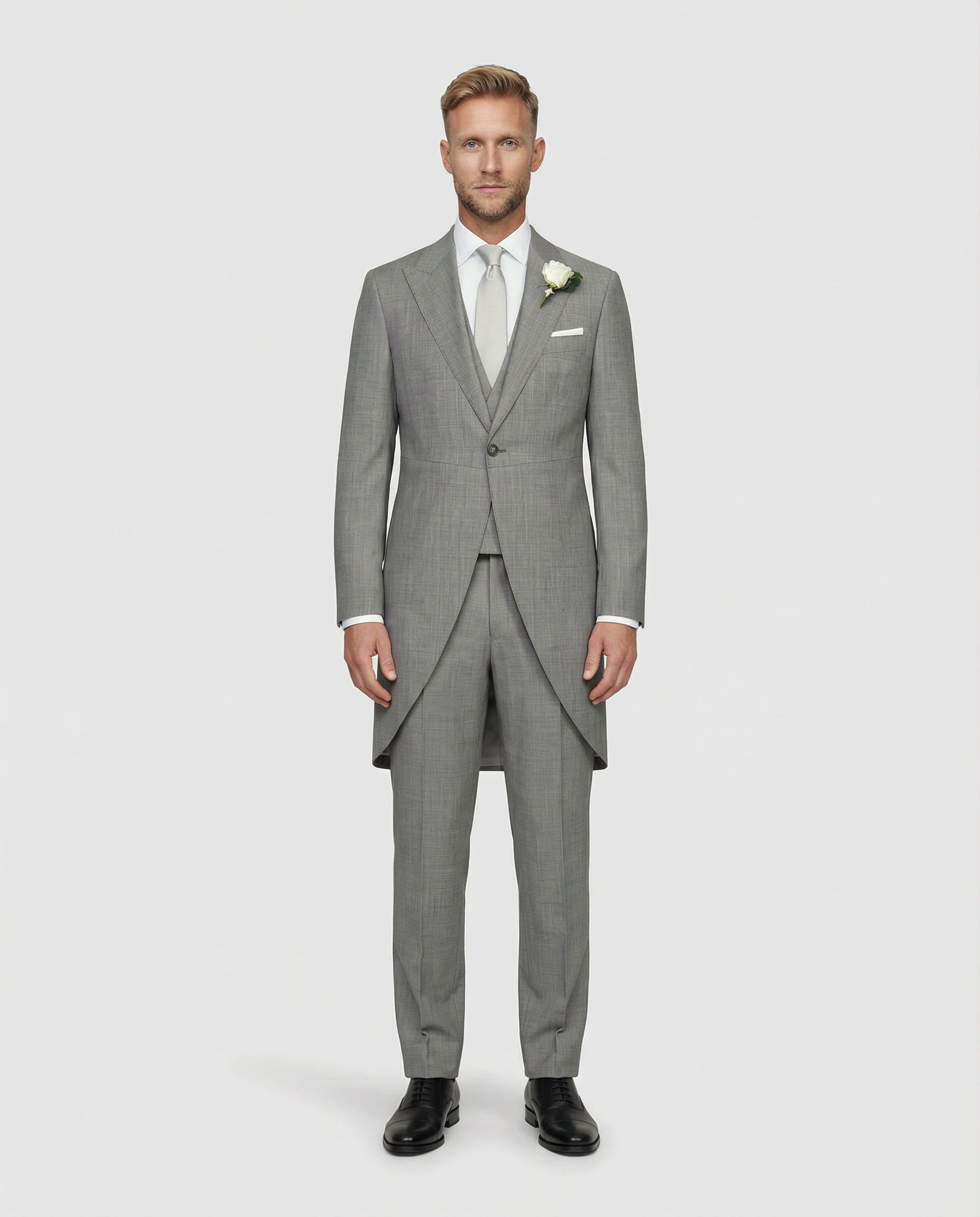 Mann im hellgrauen Cutaway mit passender Weste von vorne gezeigt mit gecschlossenem Sakko