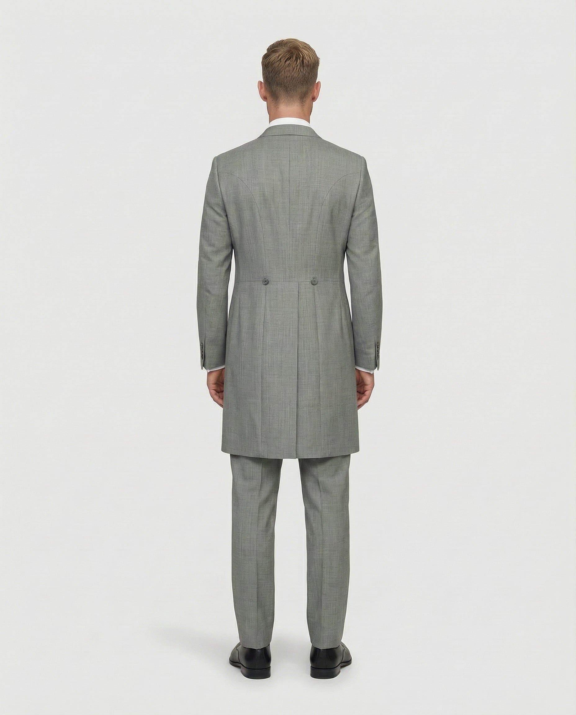 Mann im hellgrauen Cutaway mit passender Weste von hinten gezeigt