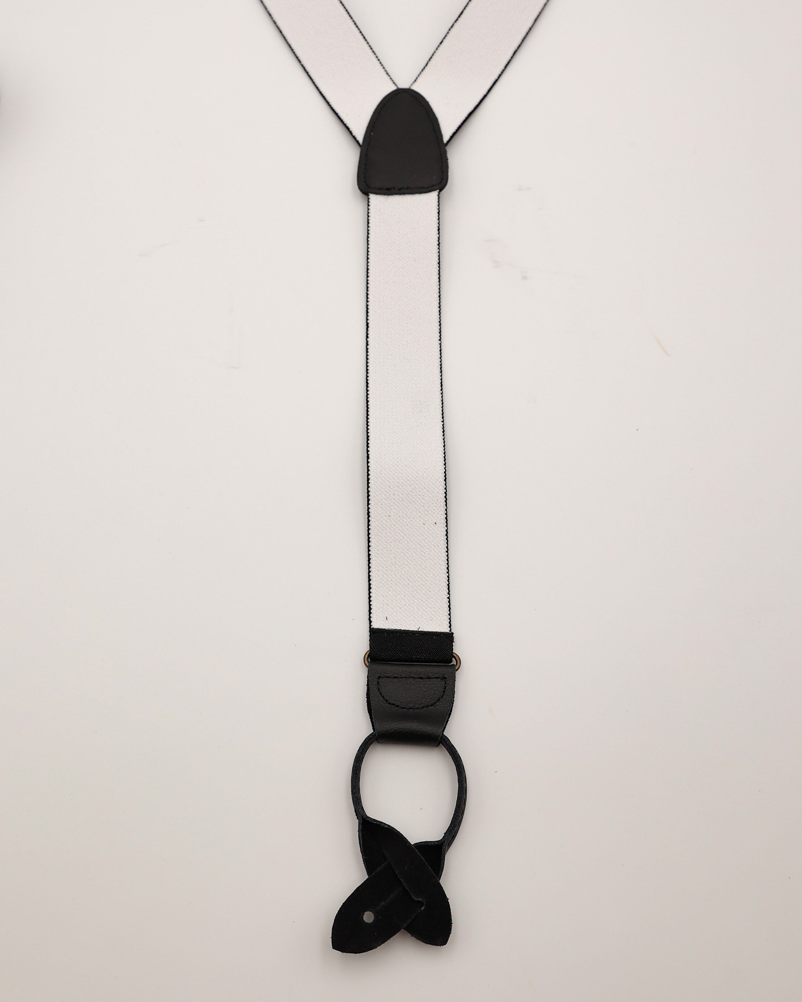 Hosenträger in schwarz von der Rückseite