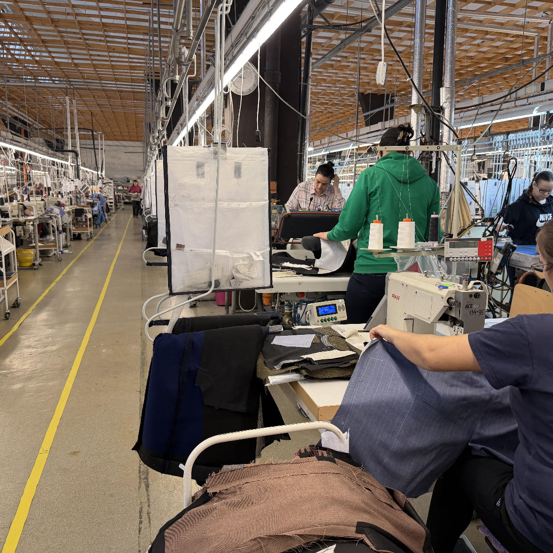 Mitarbeiter unserer Produktion fertigen die letzten Schritte von Hand