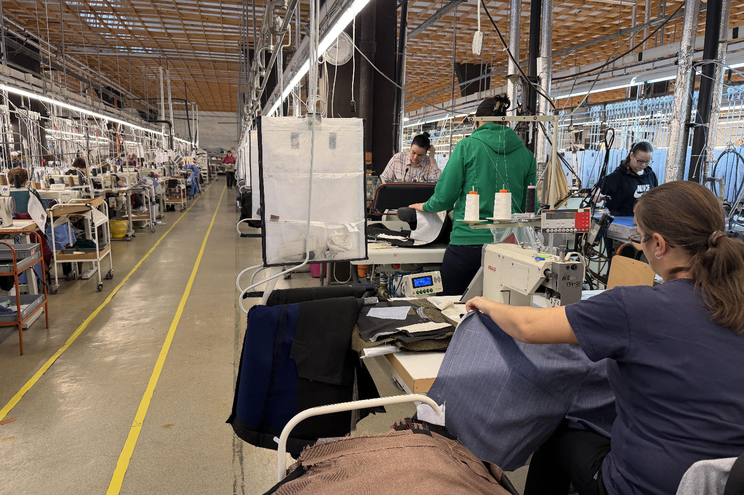 Mitarbeiter unserer Produktion fertigen die letzten Schritte von Hand