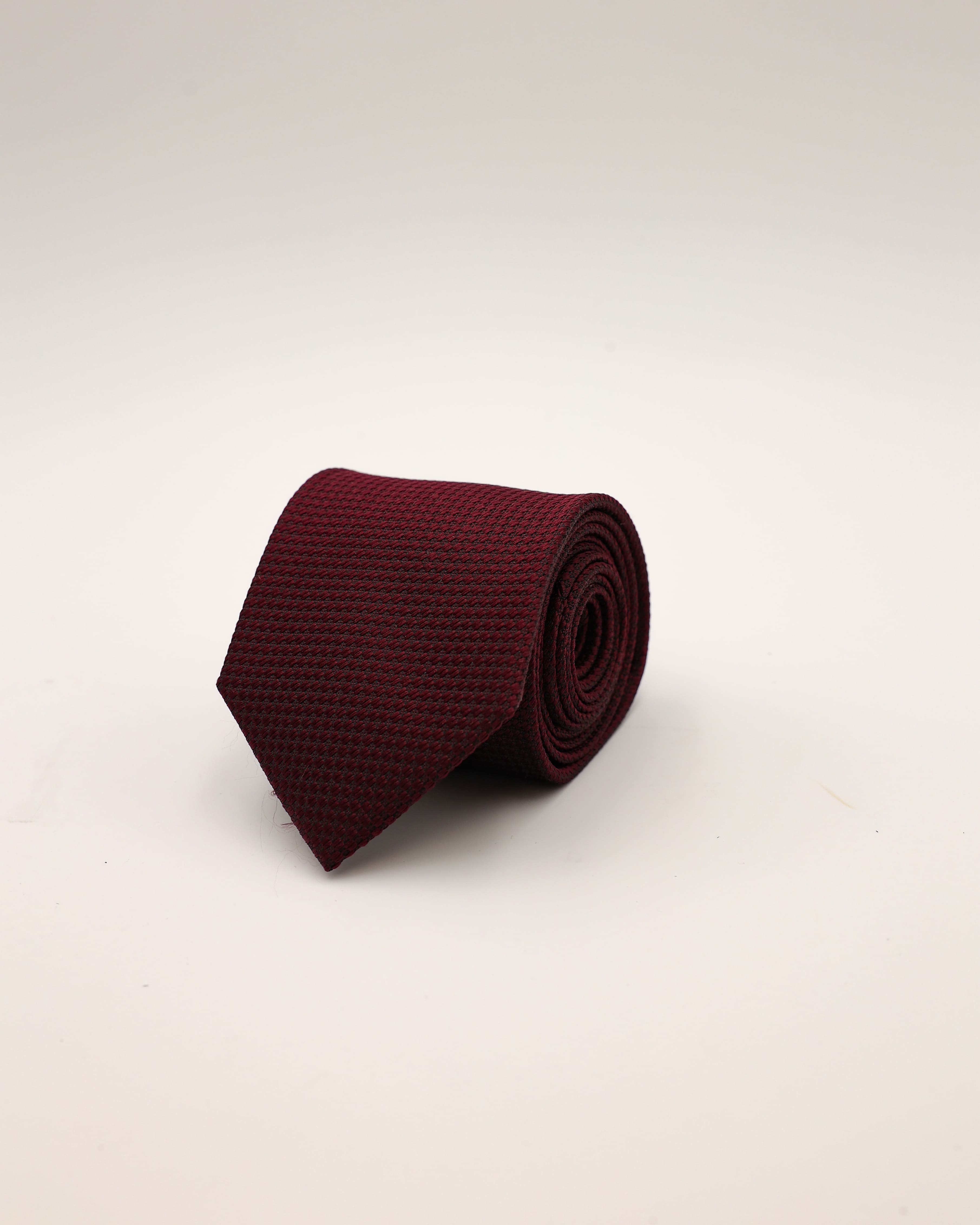 Krawatte in bordeaux gerollt