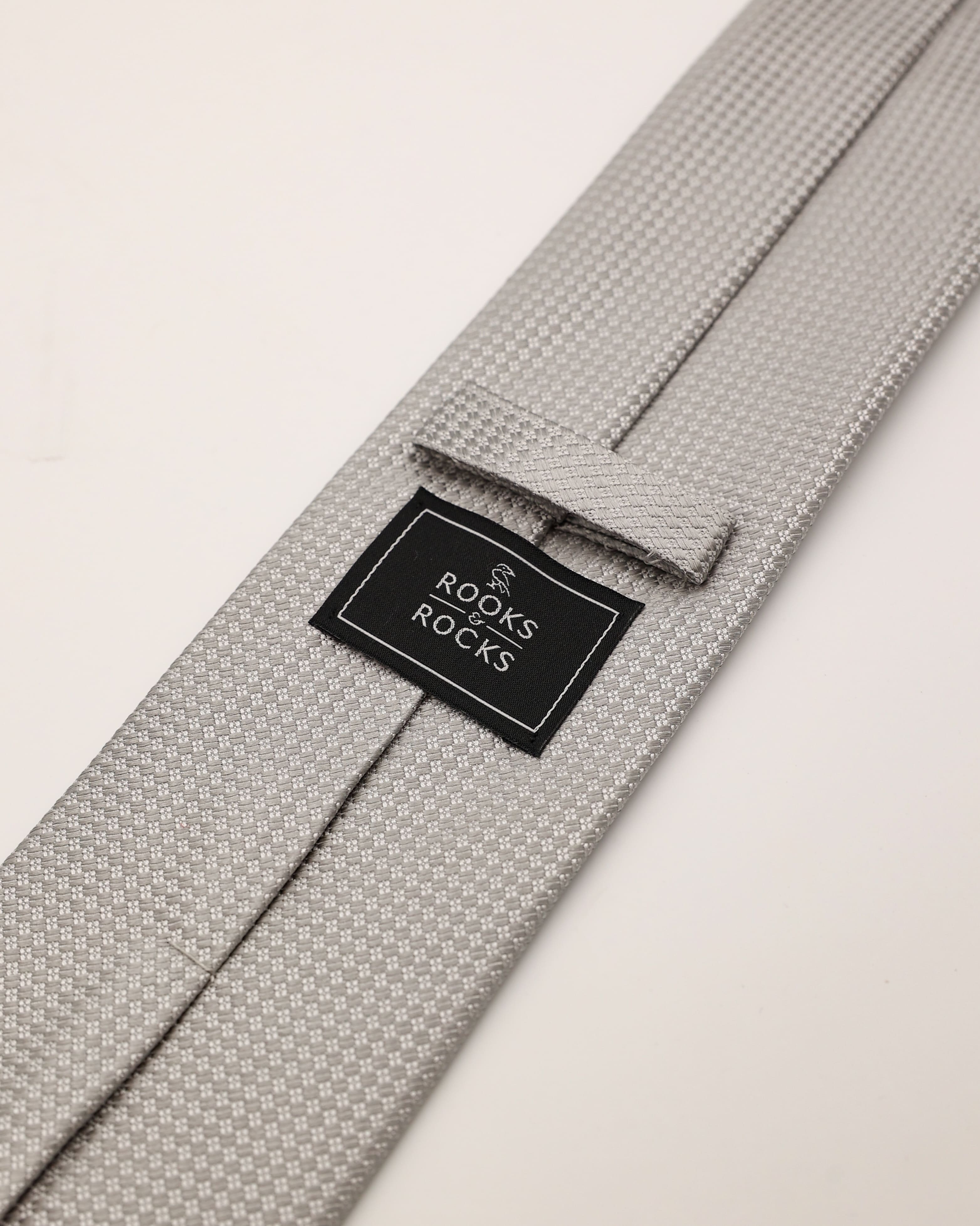 Krawatte in hellgrau von hinten