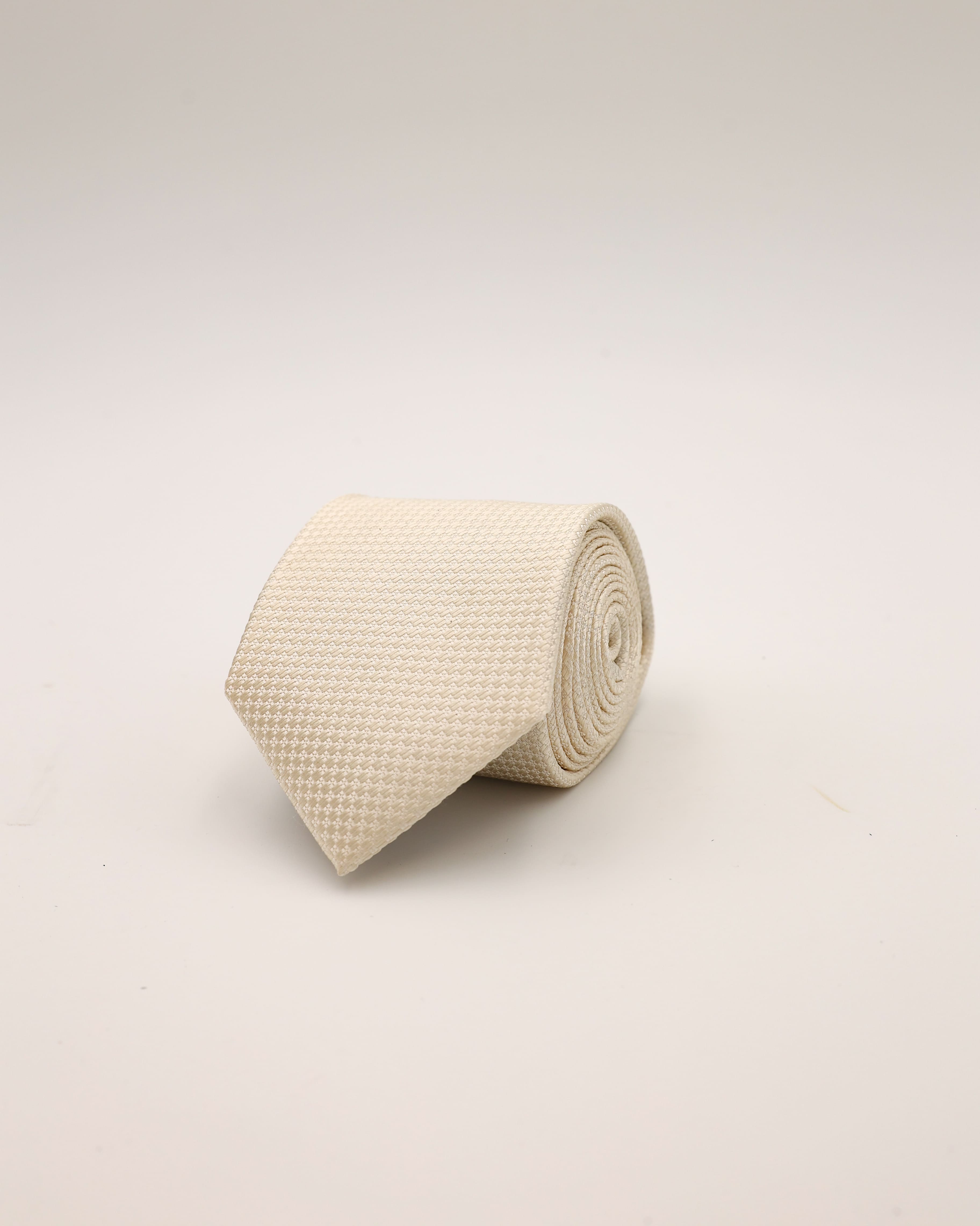 Krawatte in ivory gerollt