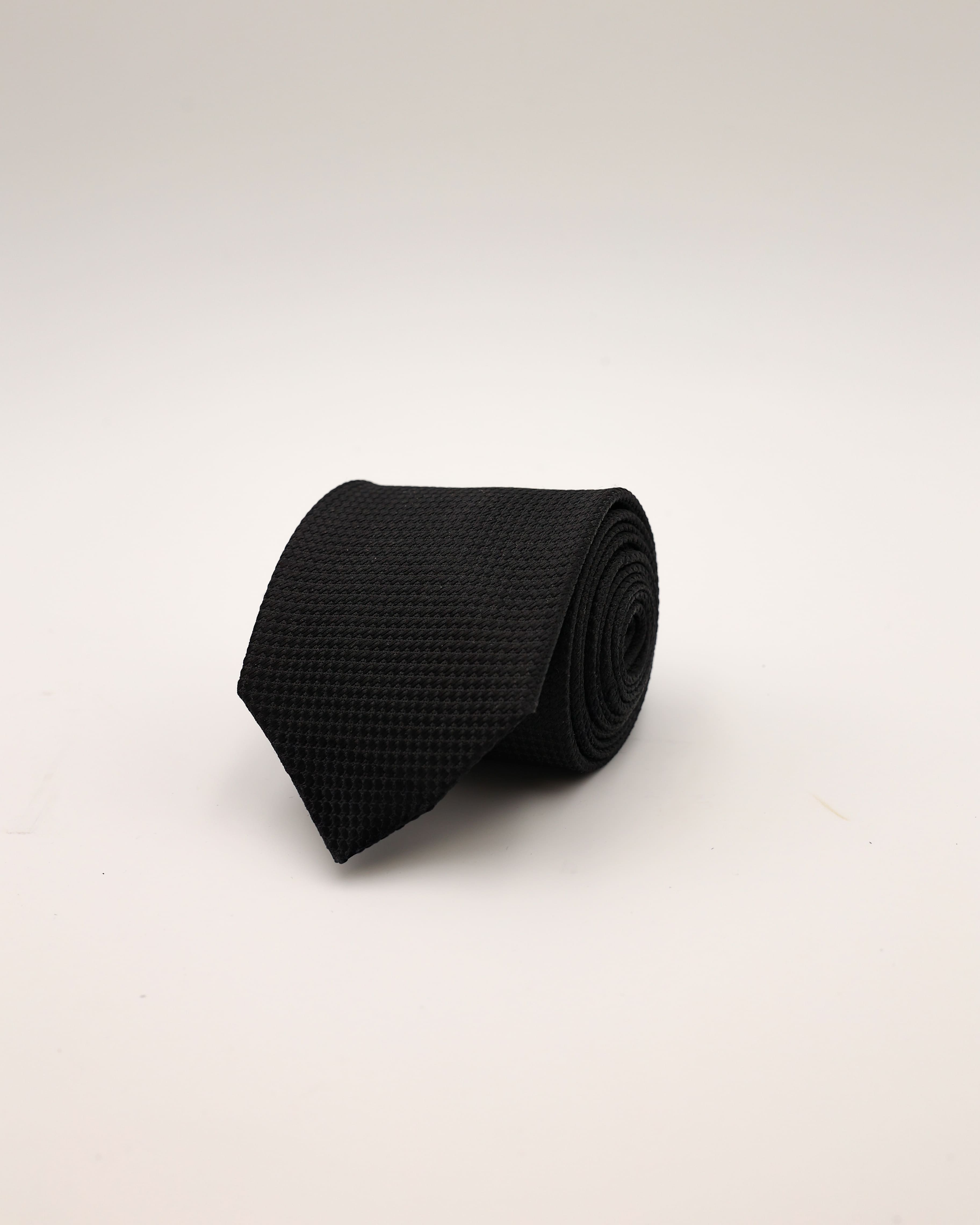 Krawatte in schwarz gerollt