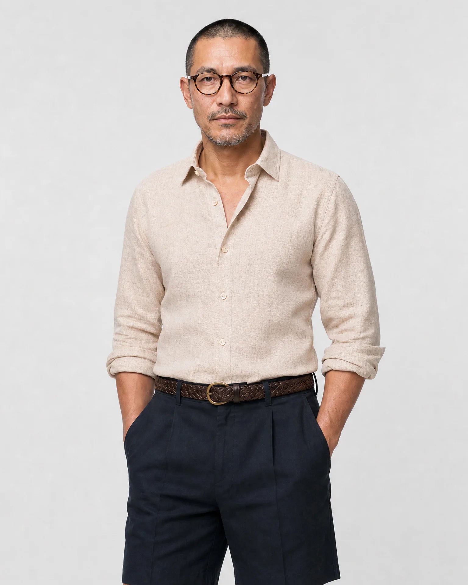 Sand-beiges Leinen Herringbone Hemd Herren Oberkörper, offener Haifischkragen, Ärmel hochgekrempelt, zu navy Bundfaltenshorts