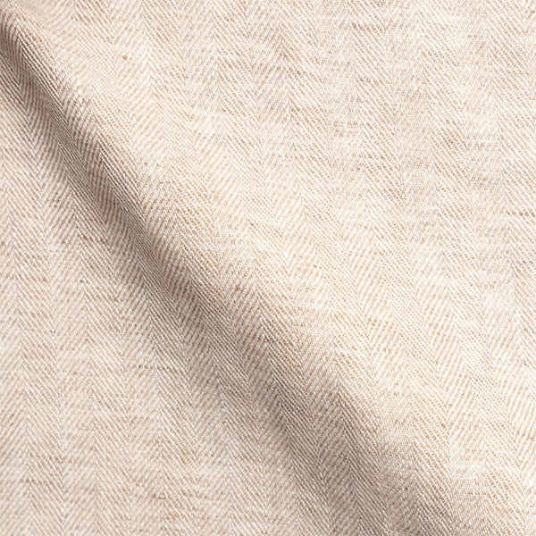 Detailaufnahme sand-beiger Leinenstoff mit feinem Fischgrätmuster, natürliche Herringbone-Webstruktur, Premium-Qualität für Leinen Hemd Herren