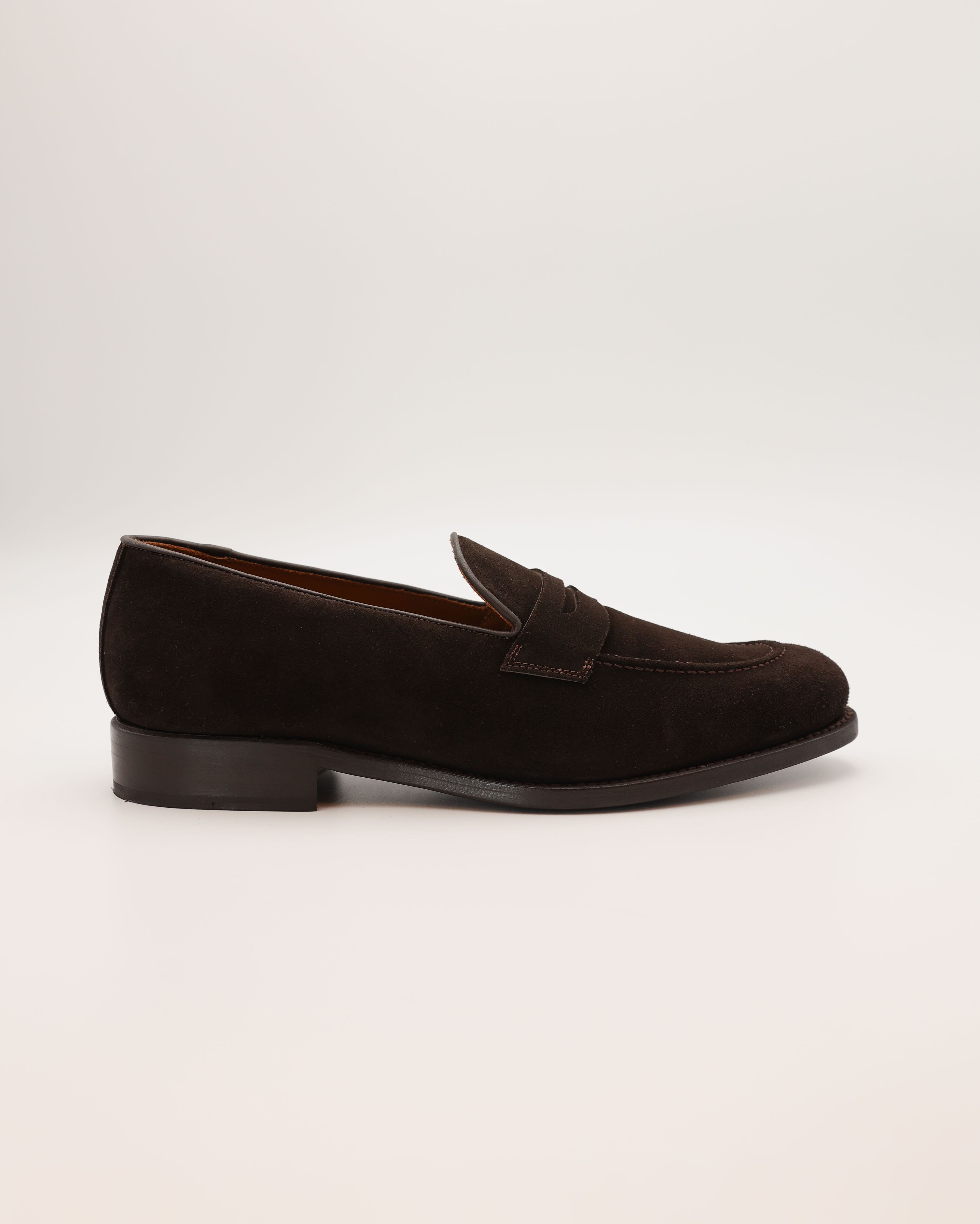 Dunkelbrauner Penny Loafer aus Wildleder von der Seite