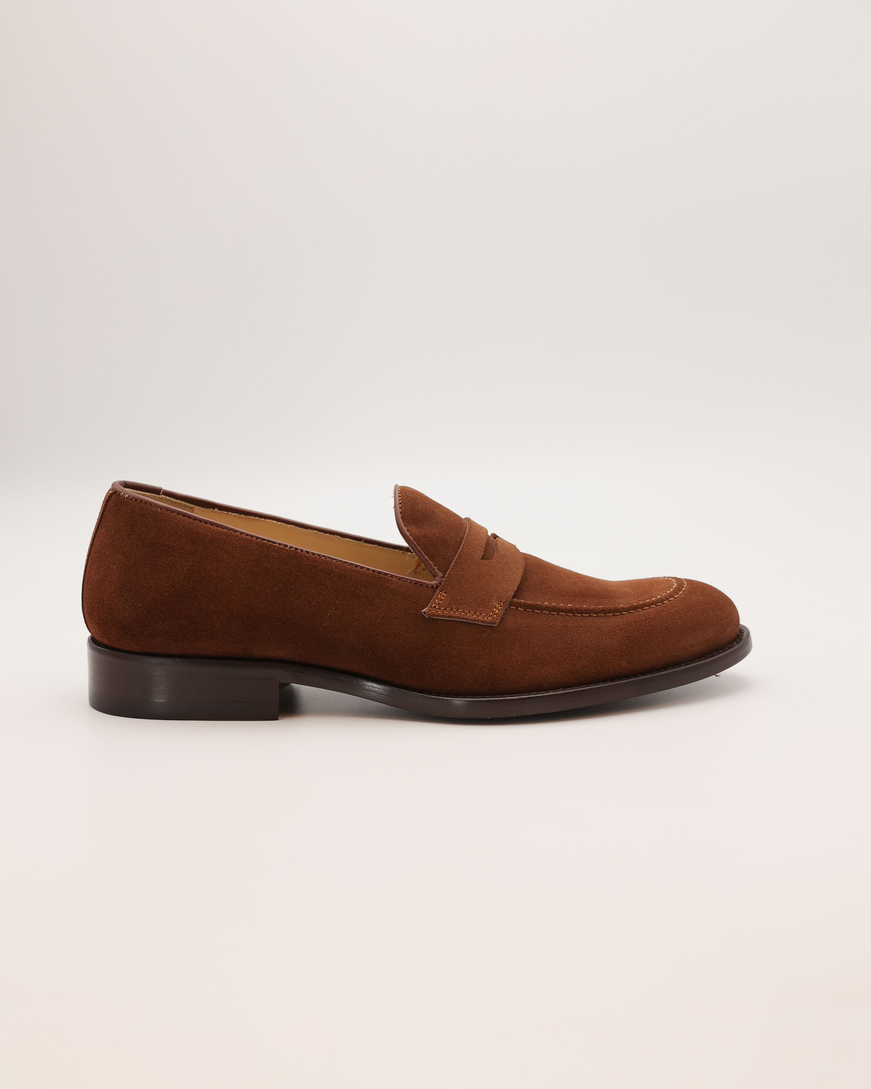 Mittelbrauner Penny Loafer aus Wildleder von der Seite
