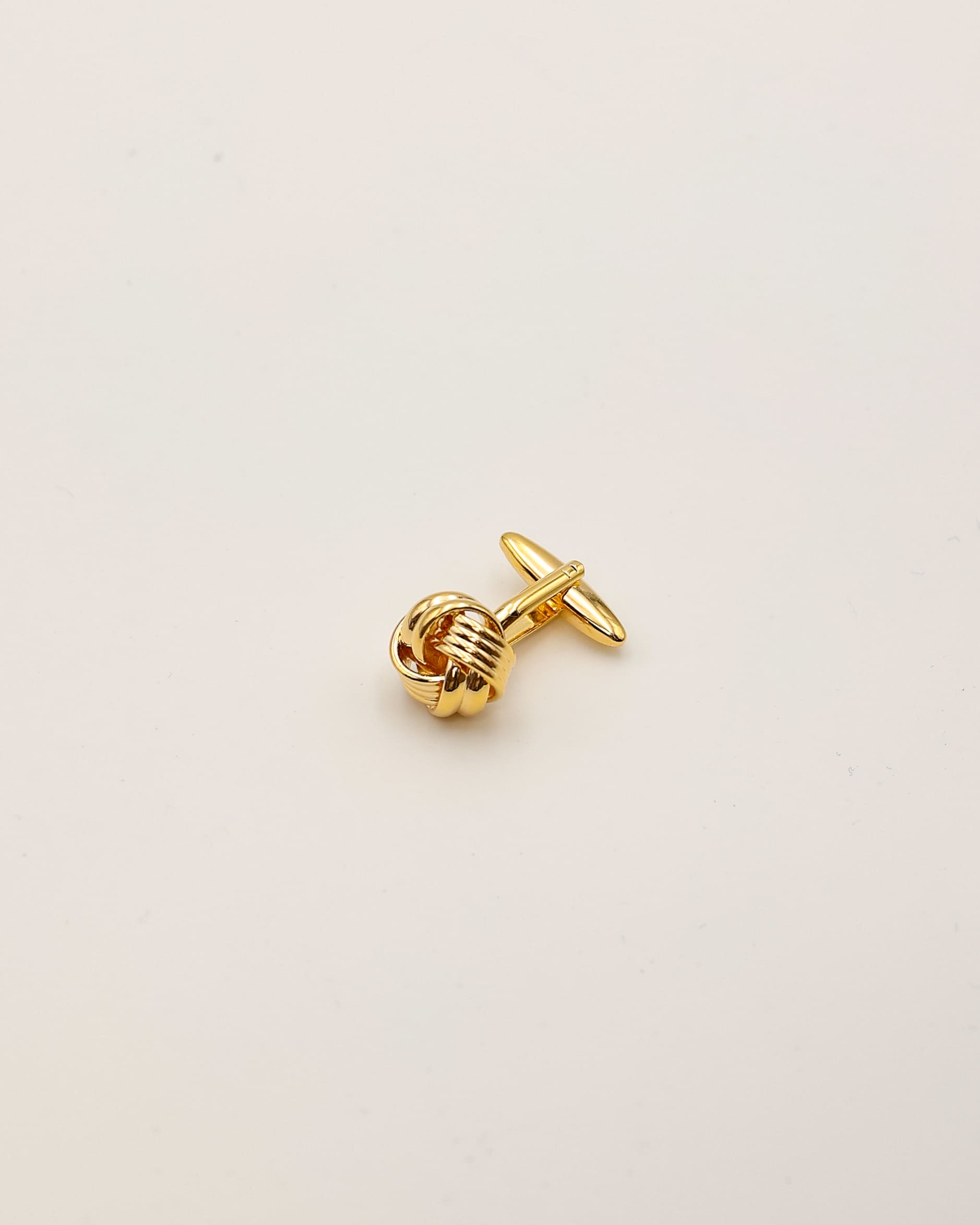 Manschettenknöpfe in gold einzeln liegend