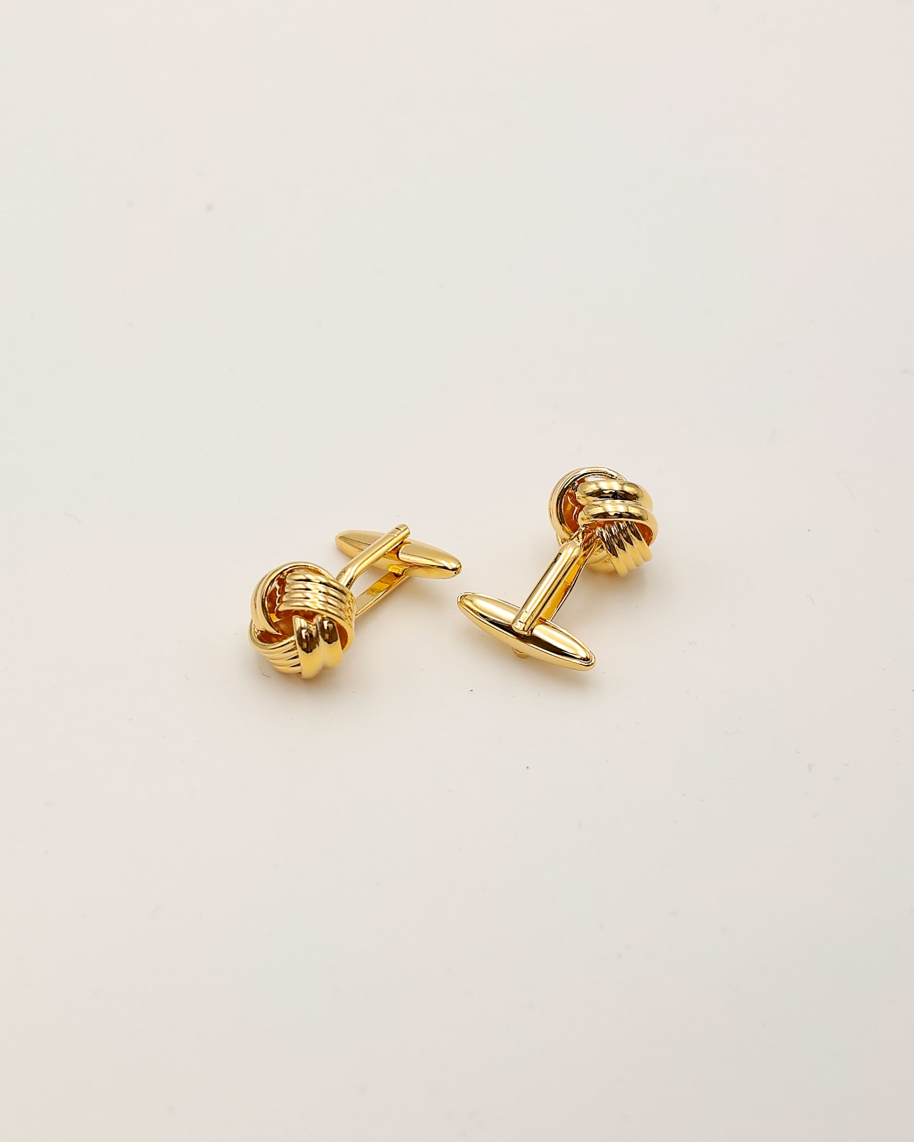 Manschettenknöpfe in gold als Set liegend