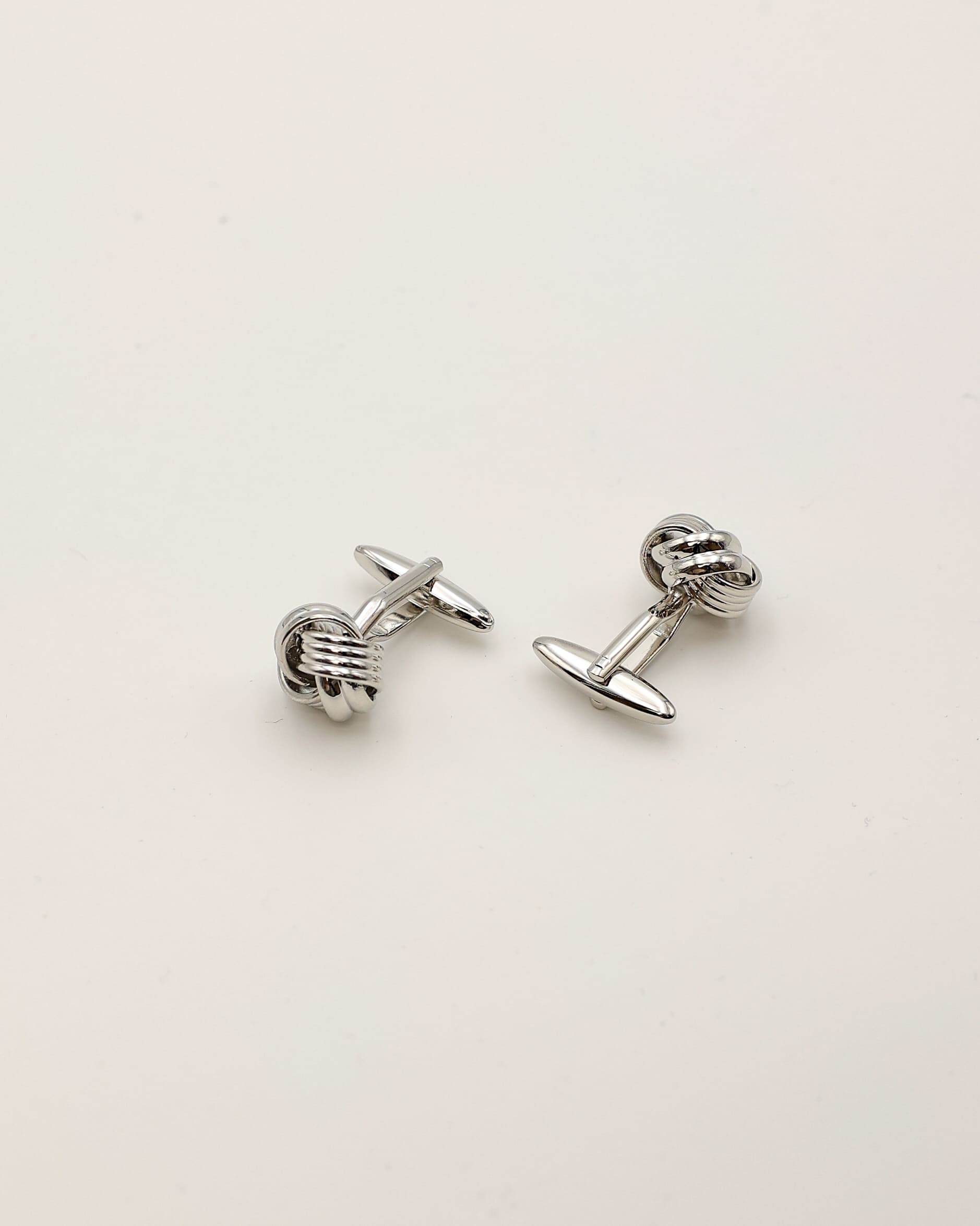 Manschettenknöpfe in silber als Set liegend