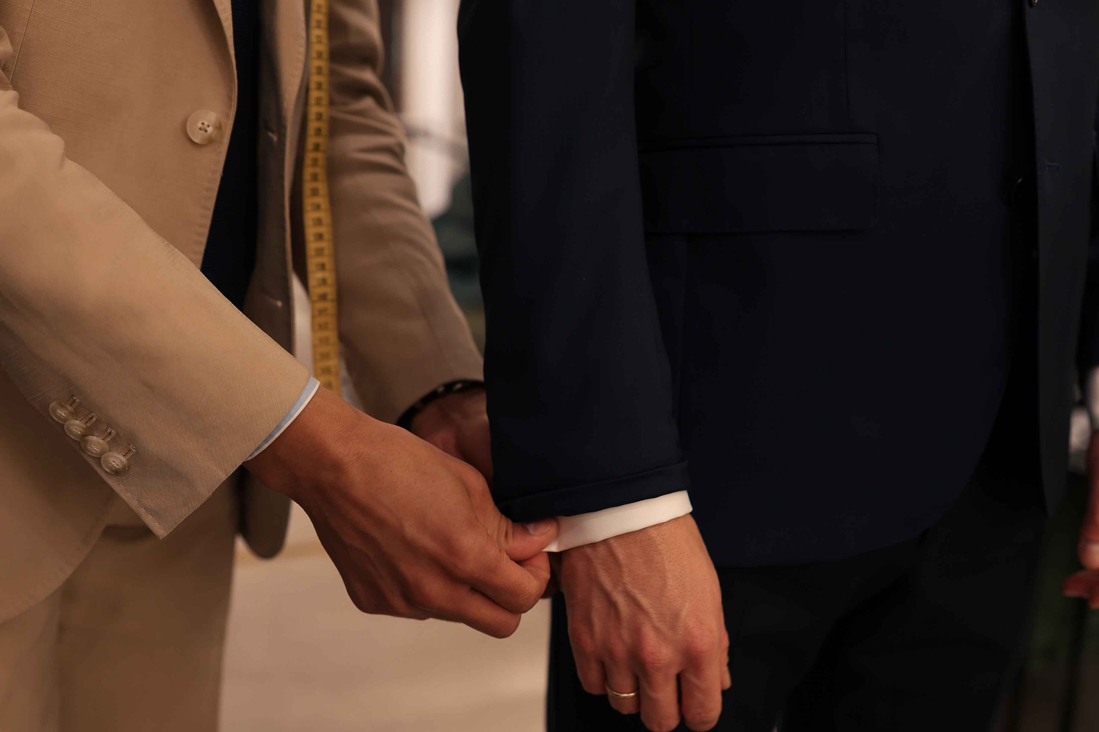 Ärmellänge des Hochzeitsanzuges wird kontrolliert