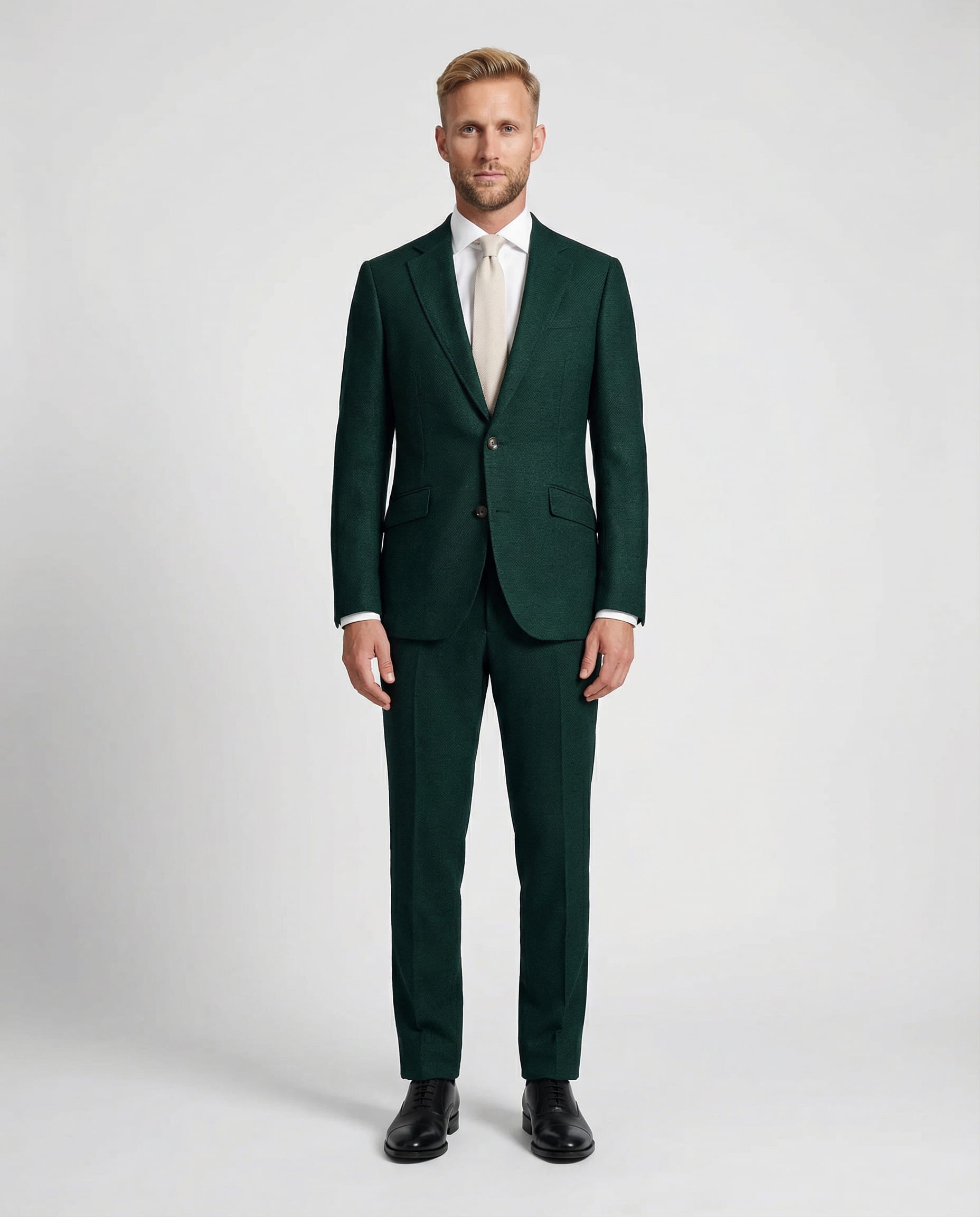 Mann im mittelgrünen Anzug von vorne fotografiert