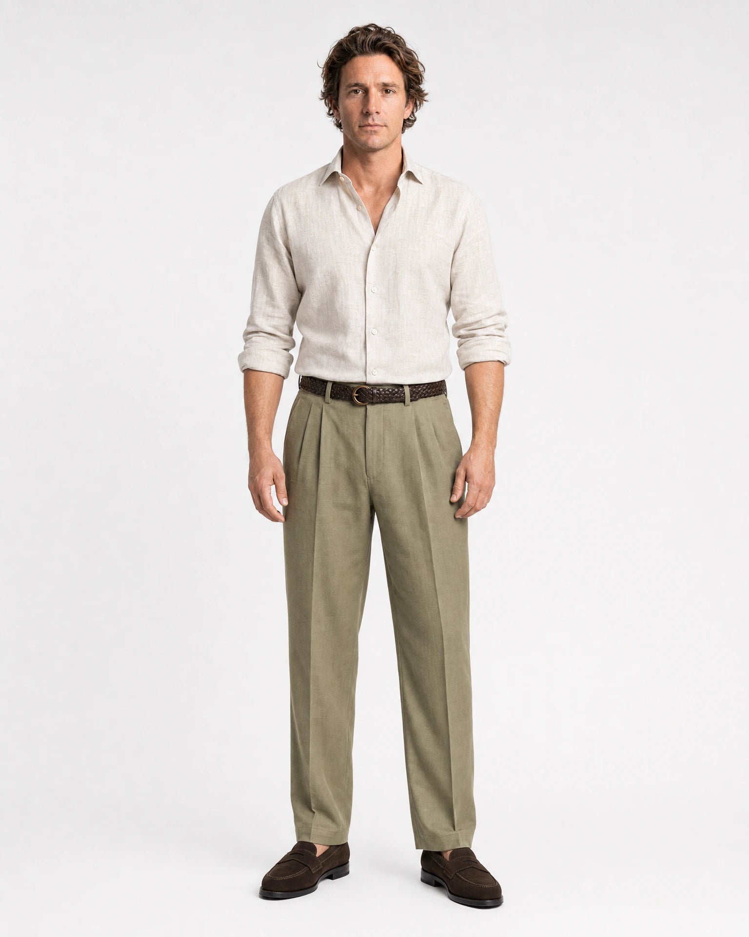 Naturweißes Leinen Maßhemd Herren Ganzkörper frontal, kombiniert mit khakifarbener Bundfaltenhose, braunem Flechtgürtel und braunen Suede-Loafern