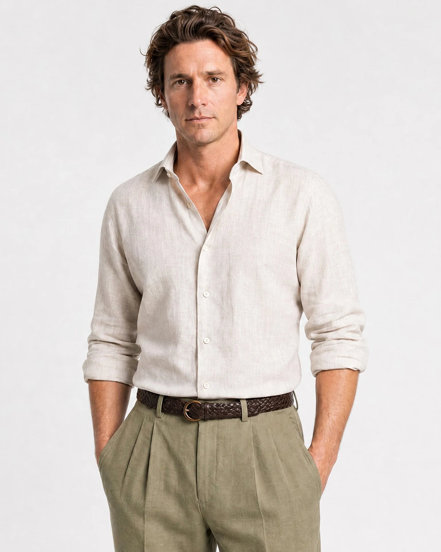 Naturweißes Leinen Maßhemd Herren Oberkörper, offener Haifischkragen, Hände in Taschen, khakifarbene Bundfaltenhose