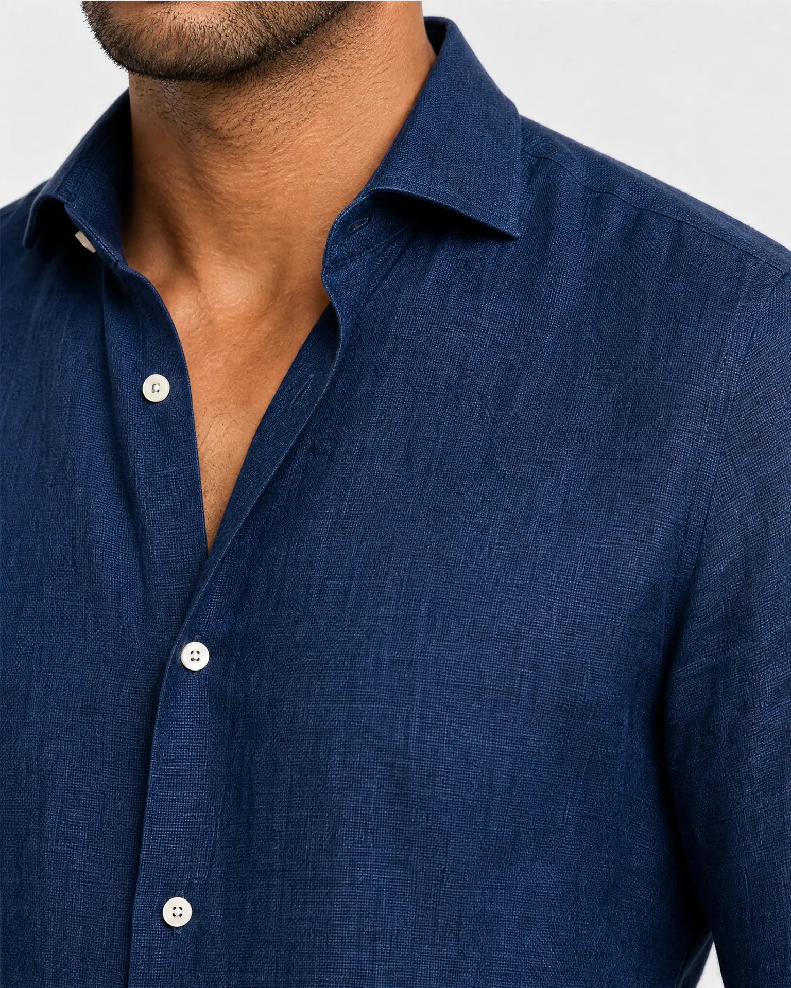 Detailaufnahme Kragen navy Leinen Maßhemd Herren, offener Haifischkragen, Perlmuttknöpfe, hochwertige Leinenstruktur