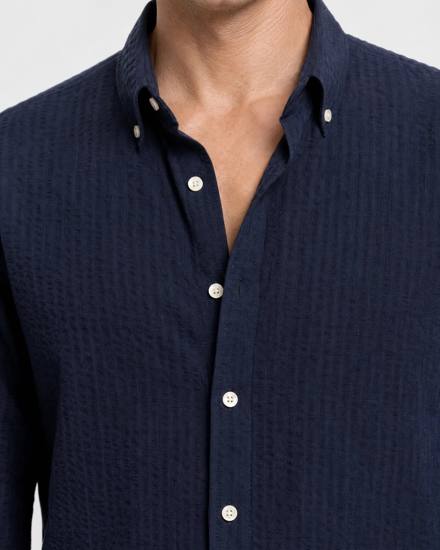 Detailaufnahme Button-Down-Kragen navy Seersucker Hemd Herren, charakteristische Seersucker-Struktur, Perlmuttknöpfe