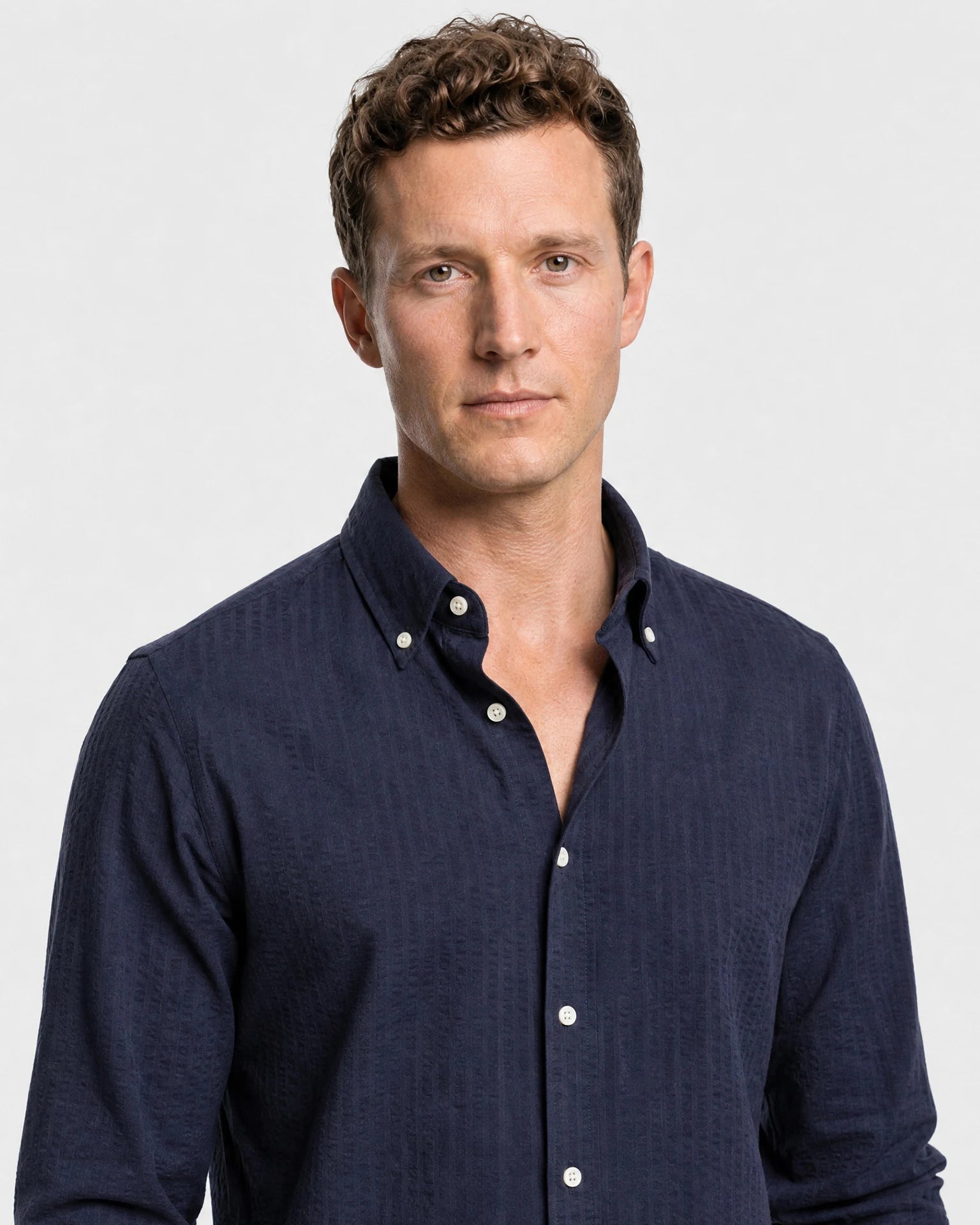 Nahaufnahme navy Seersucker Hemd Herren mit Button-Down-Kragen, offener Kragen, Perlmuttknöpfe, strukturierter Seersucker-Stoff