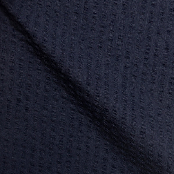 Detailaufnahme navy Seersucker-Stoff, charakteristische gekreppte Struktur, atmungsaktives Premium-Baumwollmaterial