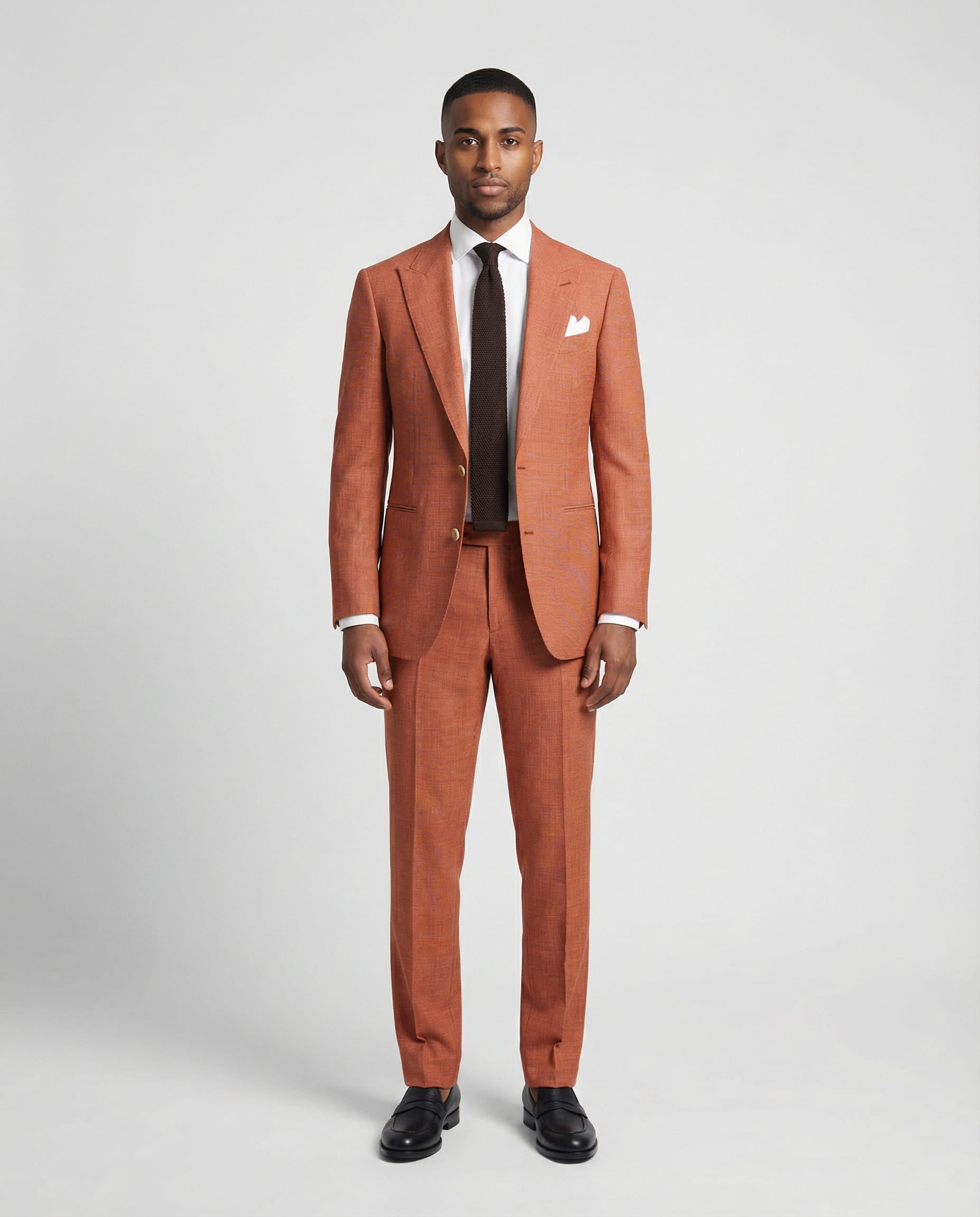 Mann im orangen Anzug mit offenem Sakko von vorne fotografiert
