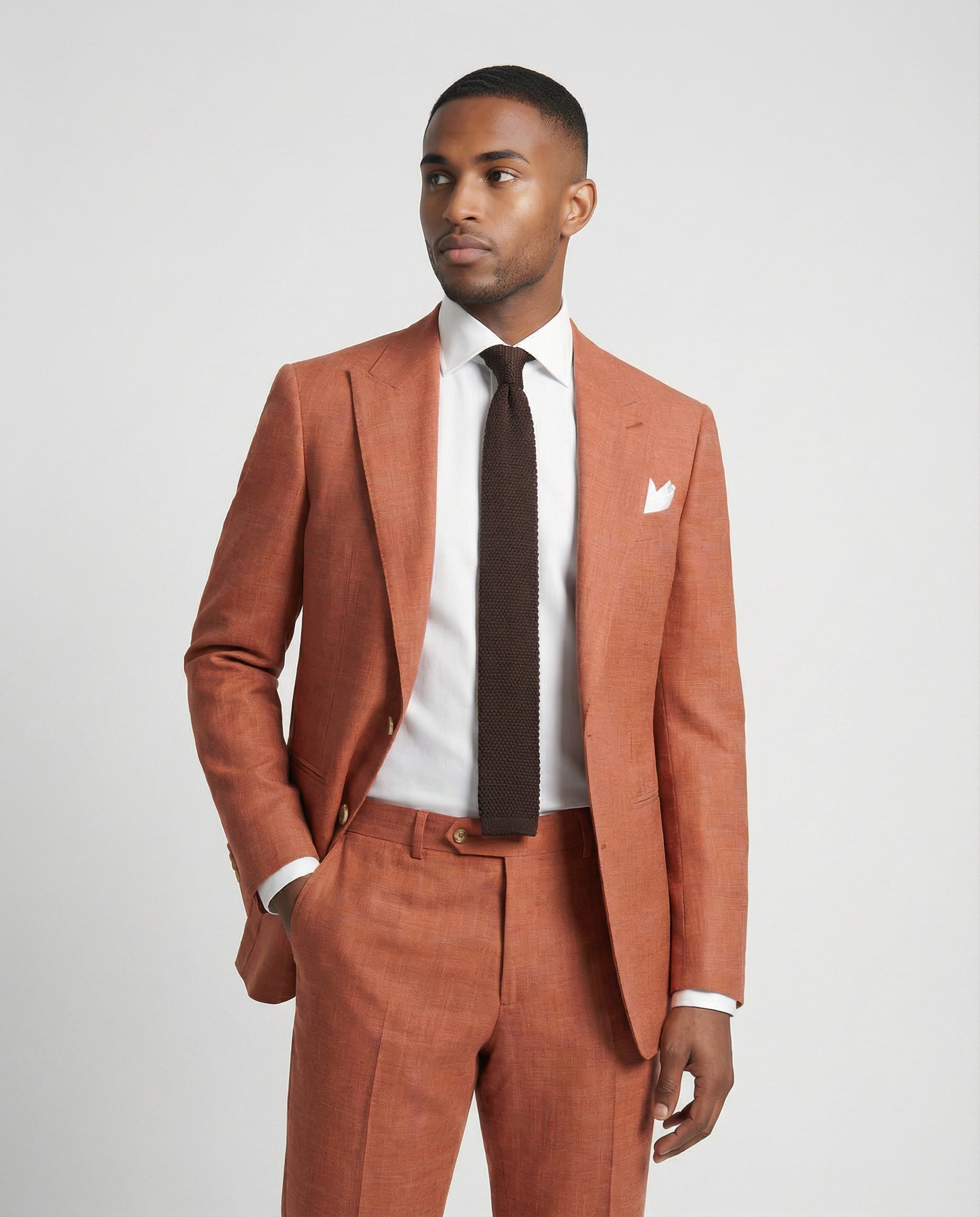 Nahaufnahme Mann im orangen Anzug mit Hand in der Tasche