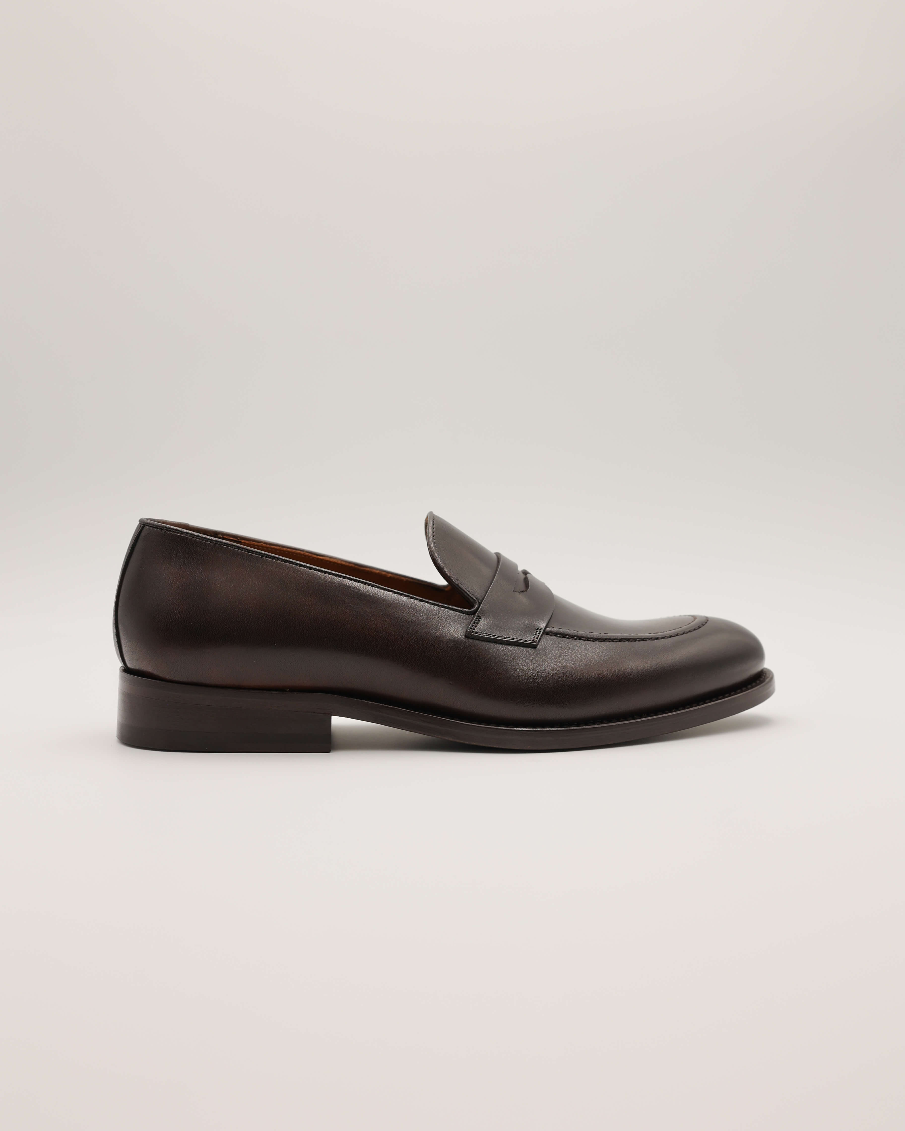 Penny Loafer dunkelbraun von der Seite