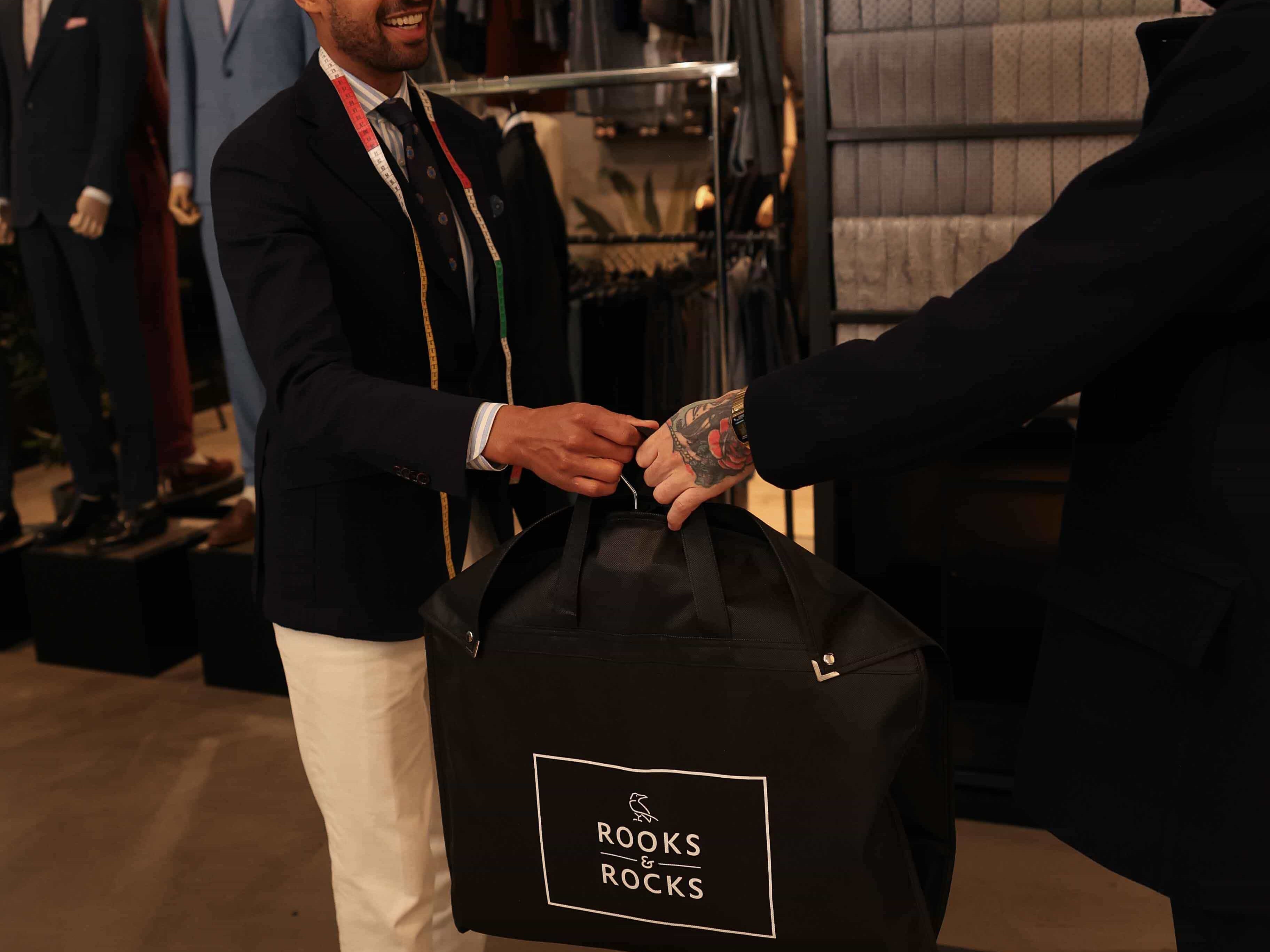 Übergabe des Anzuges mit Kunden bei Rooks & Rocks