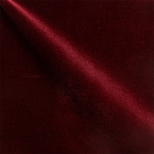 Nahaufnahme vom Samtstoff in bordeaux