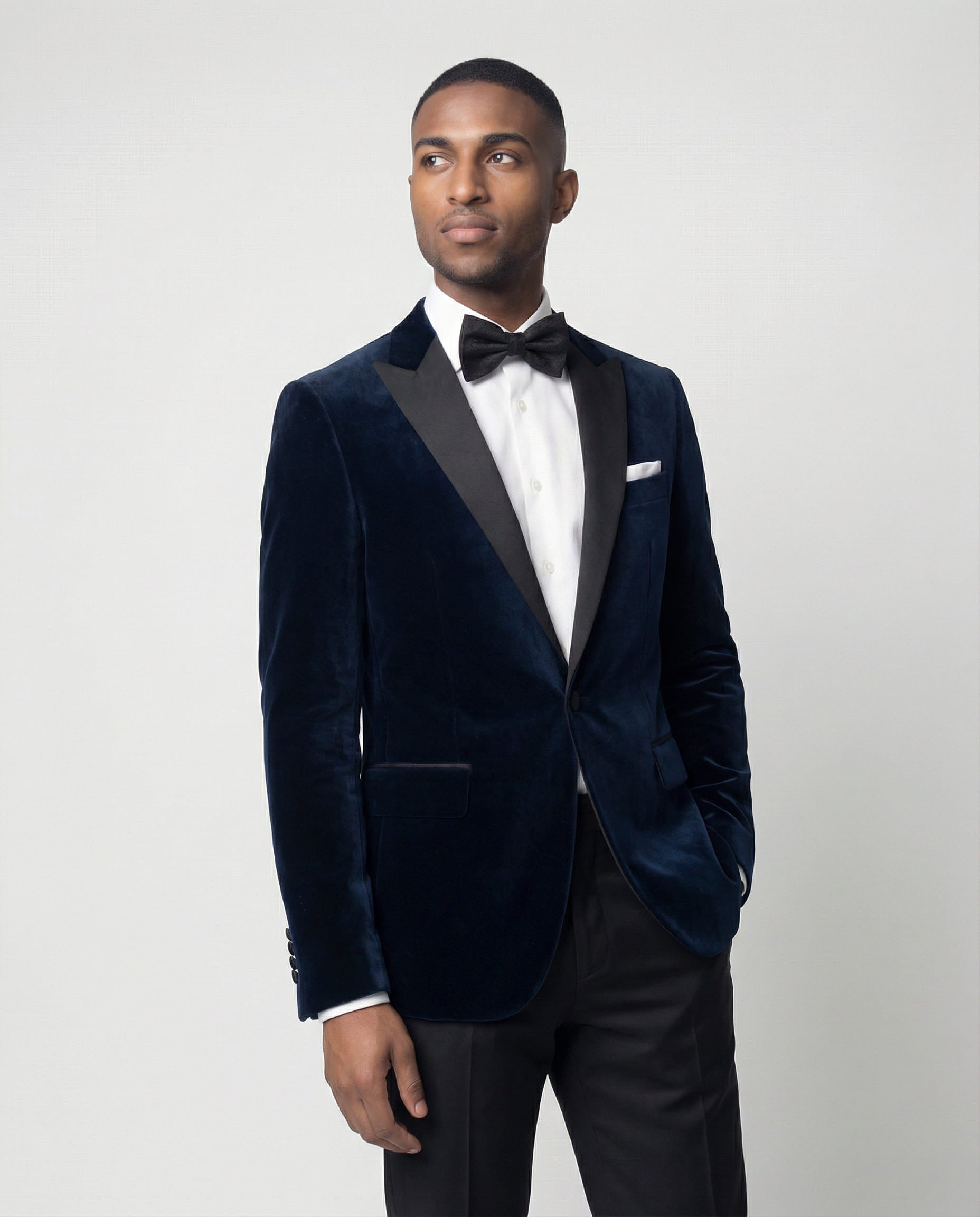Mann im dunkelblauen Samtsakko mit schwarzer Hose Nahaufnahme mit Hand in der Tasche