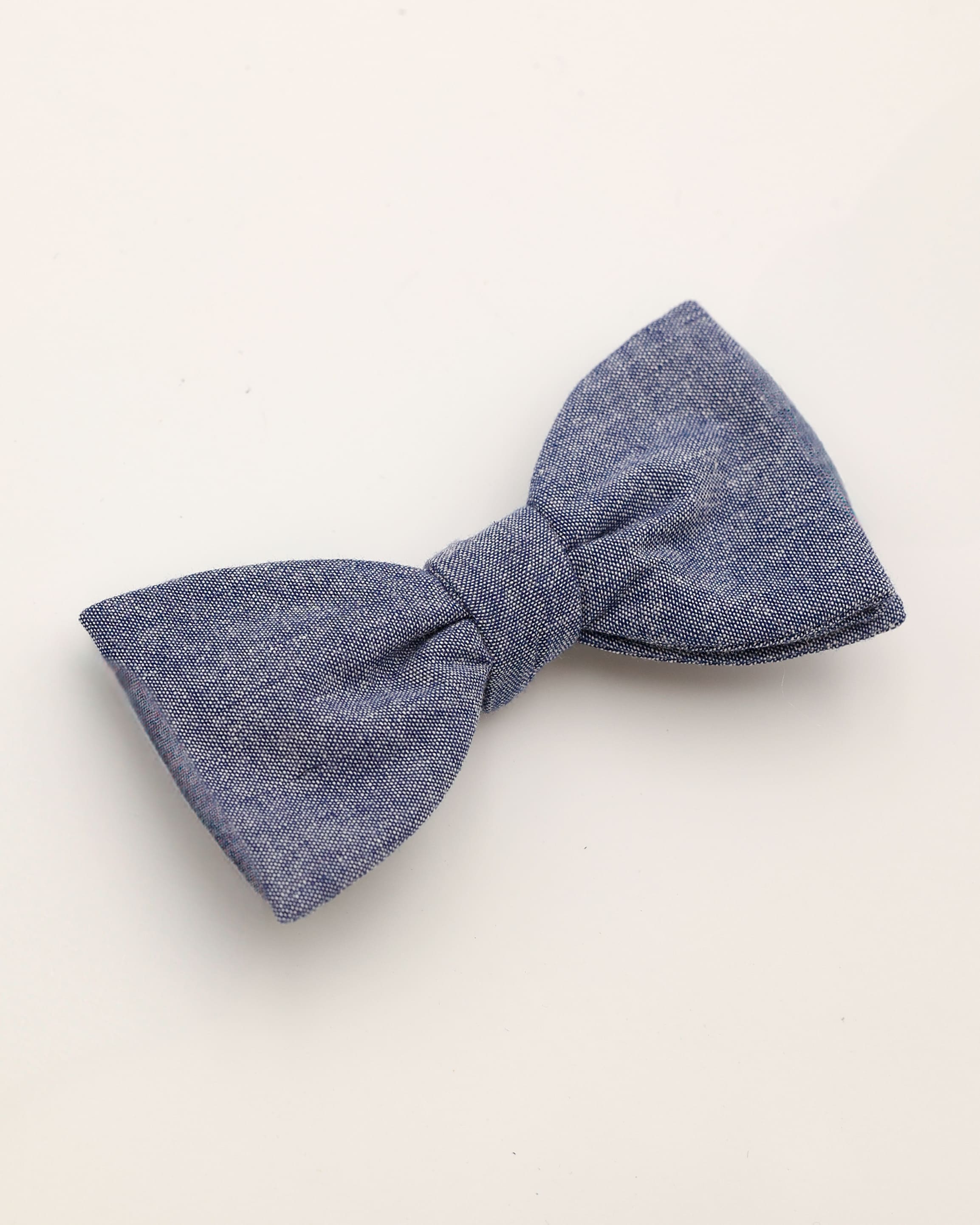 Schleife aus Leinen und Baumwolle in jeansblau liegend